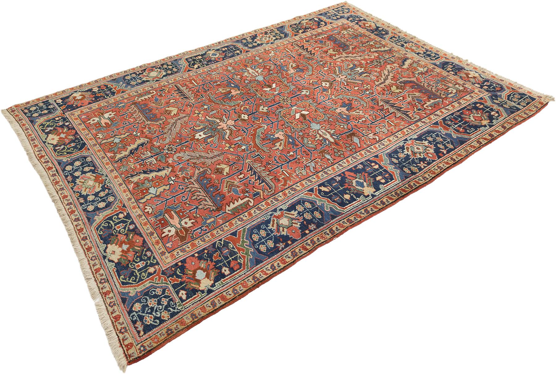 Handgeknüpfter antiker Heriz-Serapi-Teppich, gewebt in Nordwest-Persien, um 1920.

Dieses Stück zeigt ein geometrisches Allover-Muster mit kühnen, eckigen Motiven in Terrakotta-Rot, Elfenbein, Indigo und sanftem Blau. Das geräumige Feld wird von