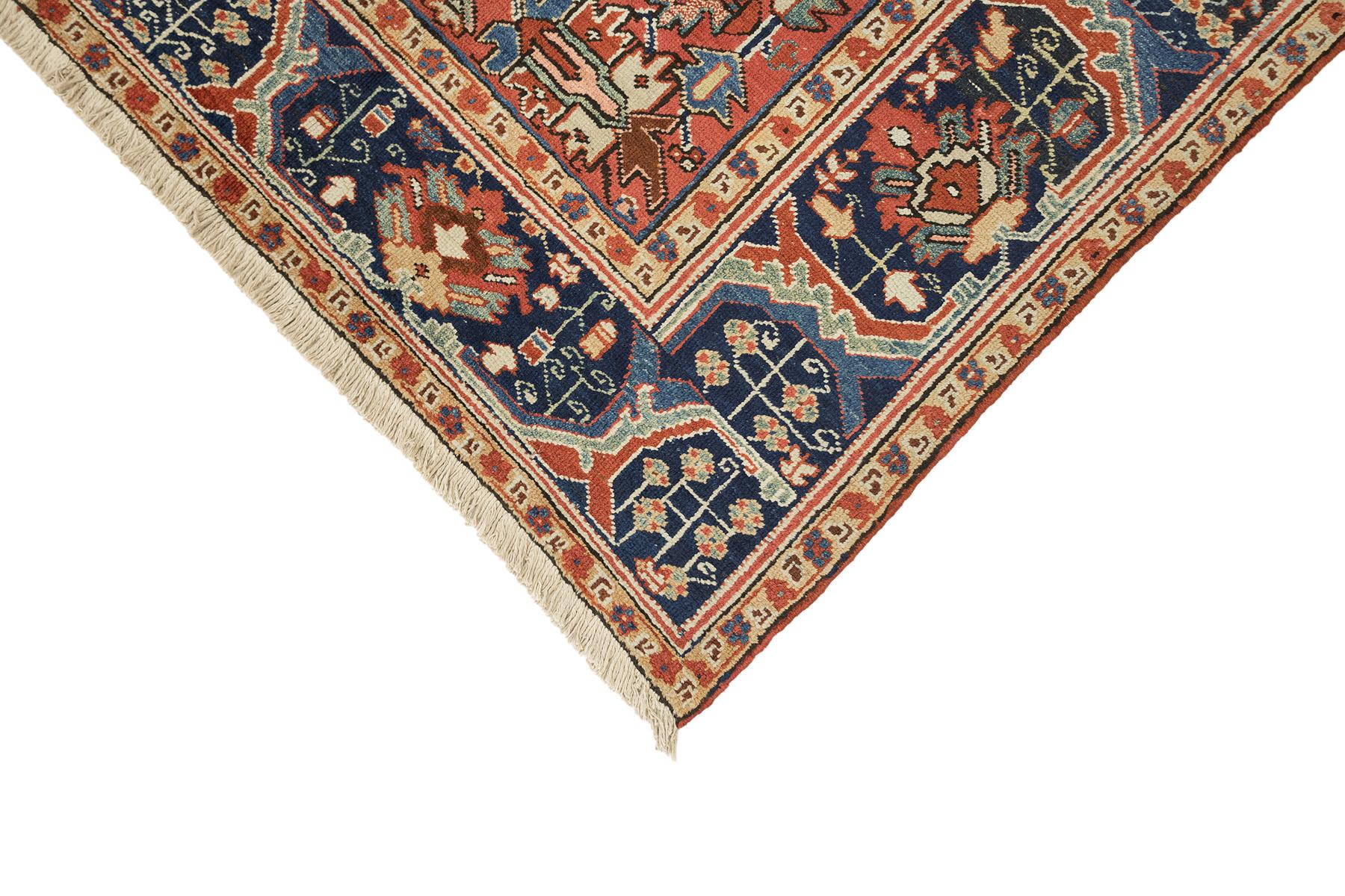 Antiker Heriz Serapi (terrakotta-rot und indigo, 328cm x 238cm) (Frühes 20. Jahrhundert) im Angebot