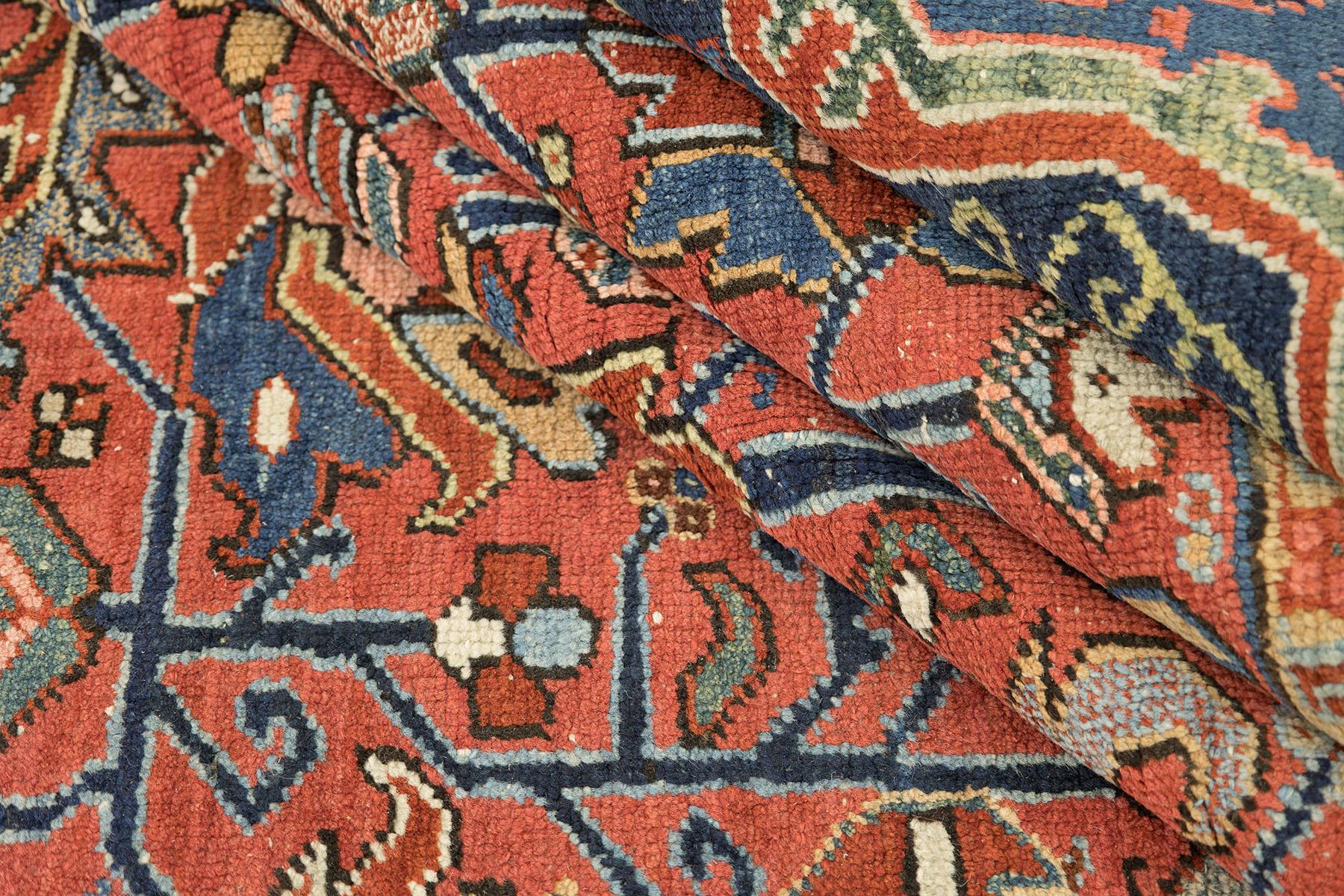 Antiker Heriz Serapi (terrakotta-rot und indigo, 328cm x 238cm) (Wolle) im Angebot