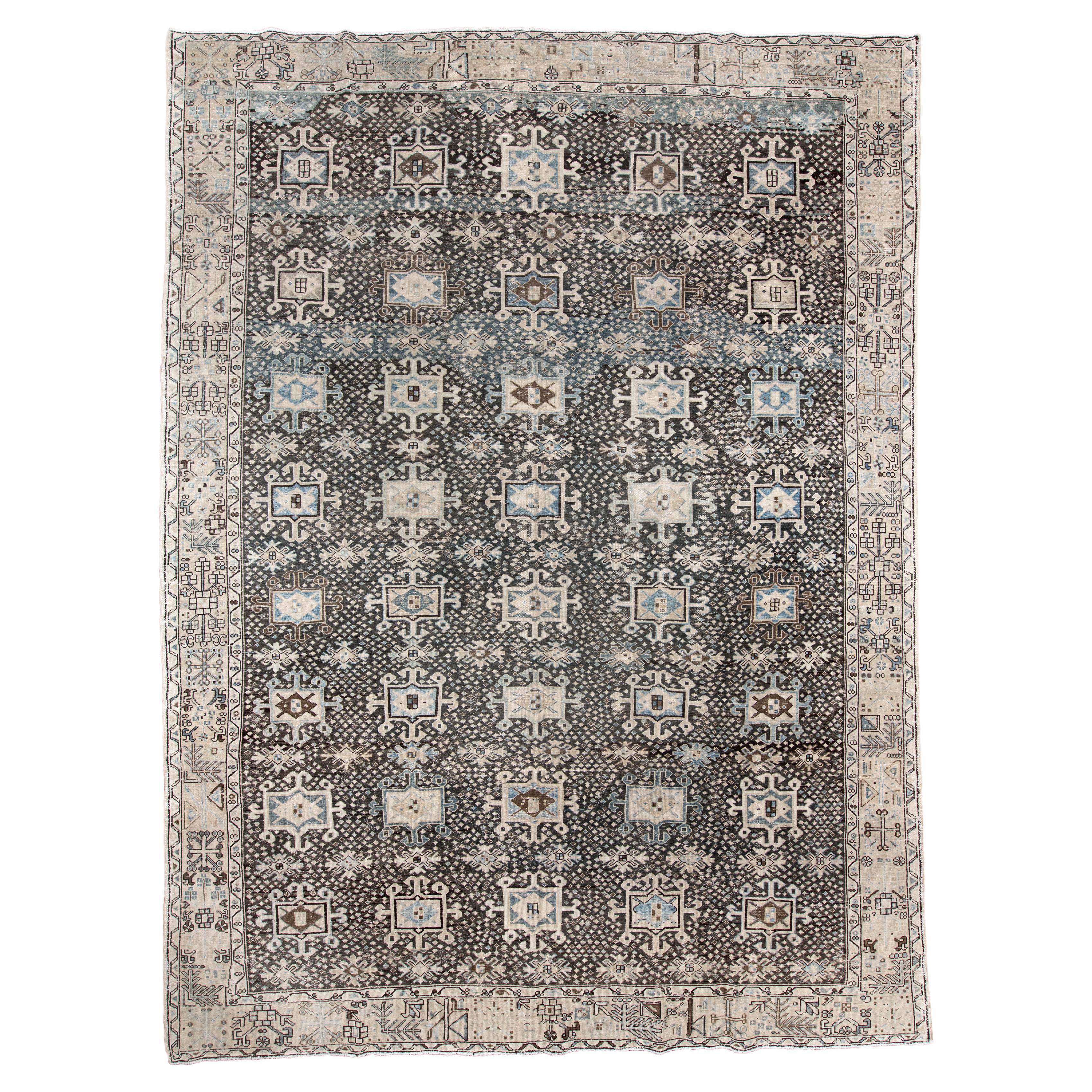 Heriz antico con motivo geometrico a medaglione in antracite e blu tenue in vendita