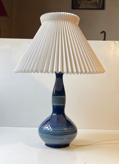 Antica lampada da tavolo in ceramica Herman A. Kähler w. Smalto blu a spirale, anni '20