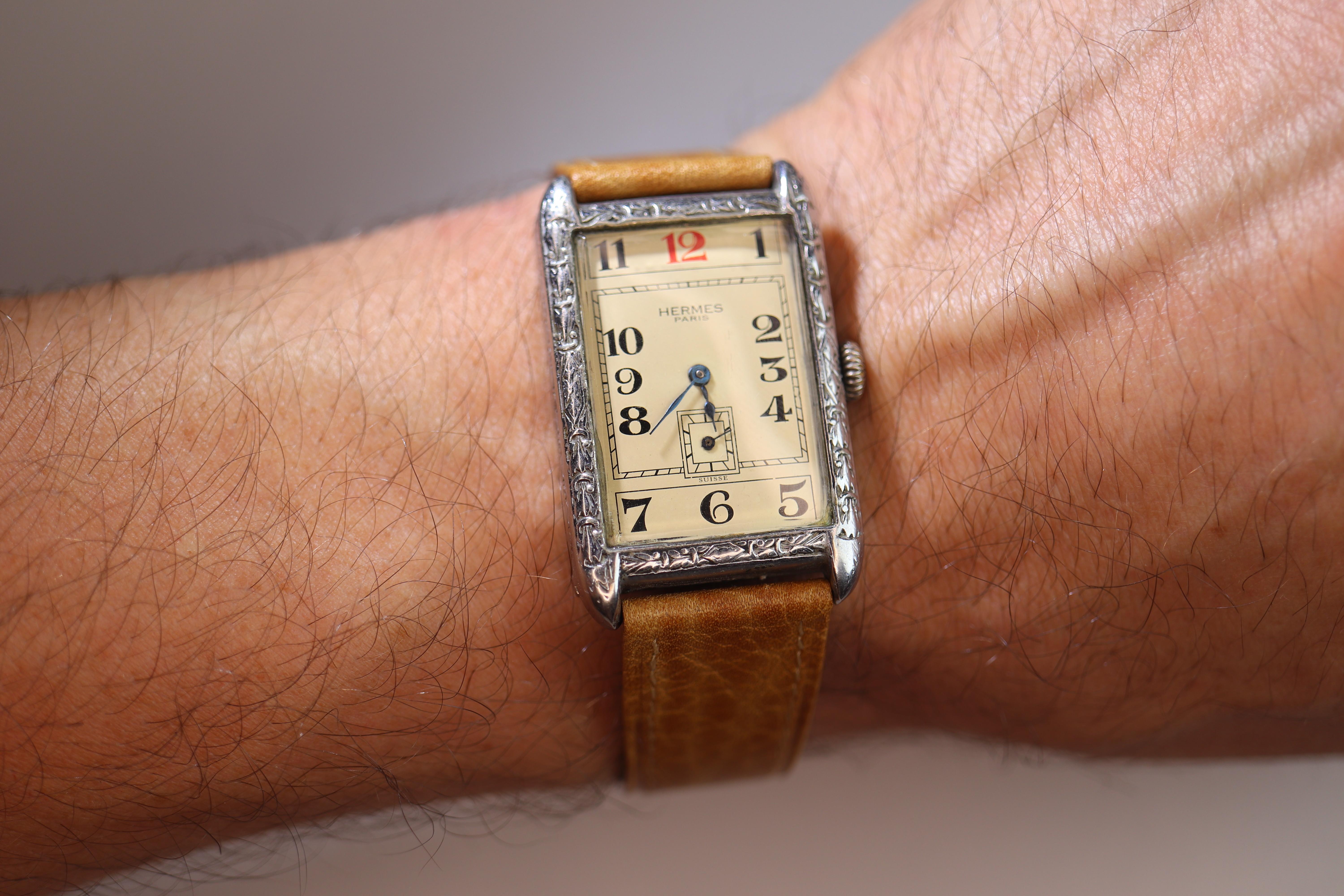 Se trata de un auténtico reloj antiguo HERMES de acero inoxidable.

Extremadamente raro.

Movimiento de cuerda manual.

Bonito estuche grabado. 

Estado:
Da cuerda y mantén el tiempo. Estado acorde con la edad.

Art Decó 1930 Hermes. Posee una pieza