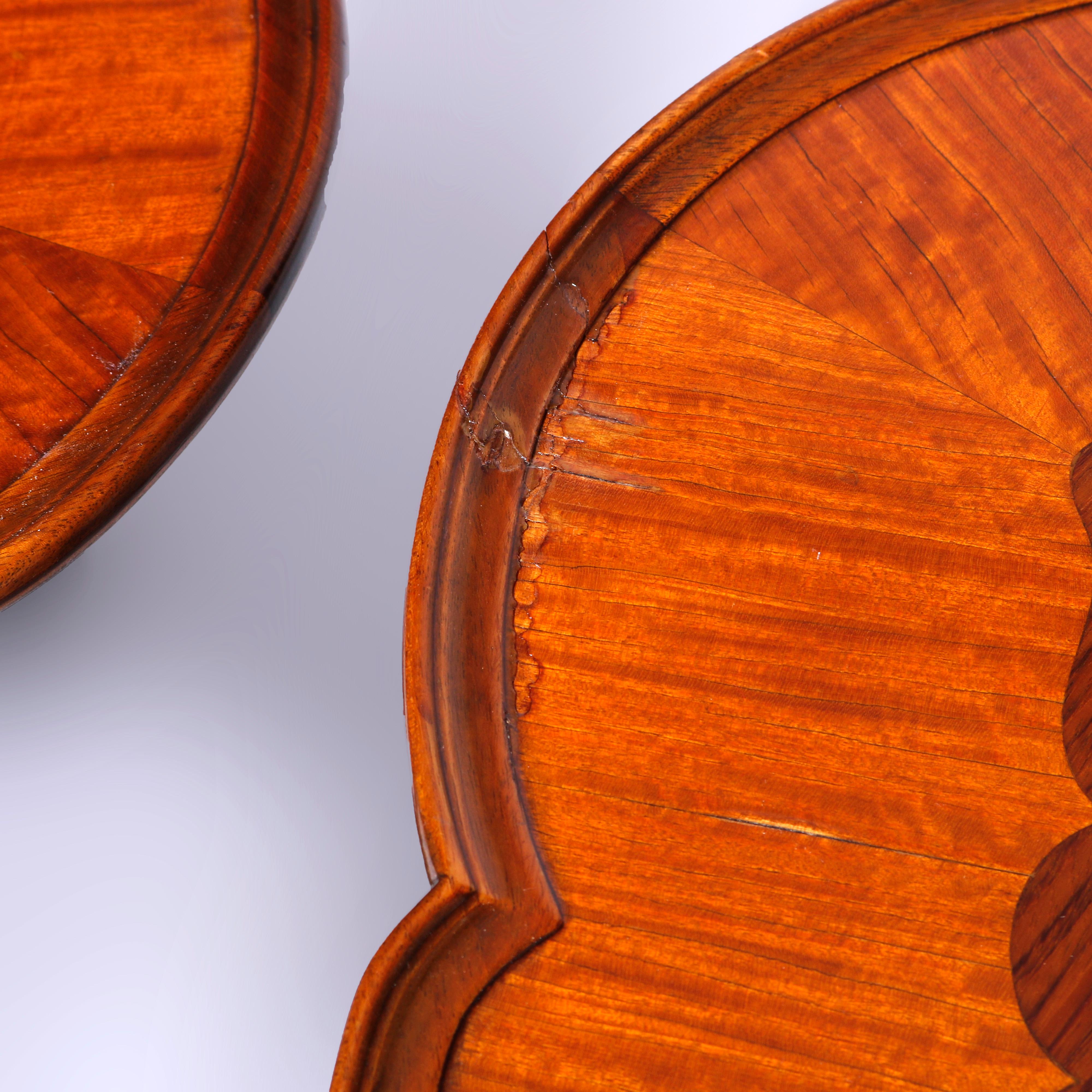 Citronnier Anciennes tables d'appoint à trois piédestaux festonnés en marqueterie de bois de satin Heron, vers 1930 en vente