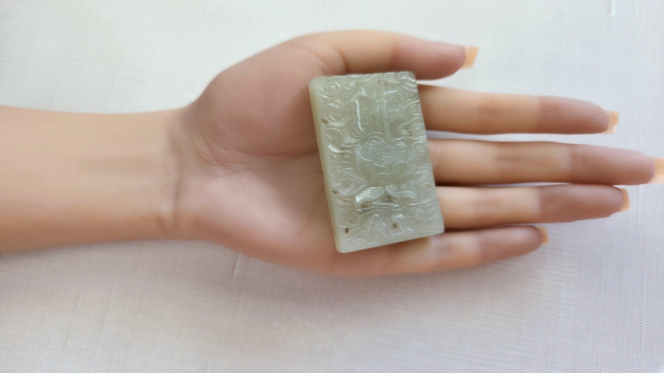 Antico ciondolo di giada Hetian con loto, amuleto della dinastia Qing in vendita 2