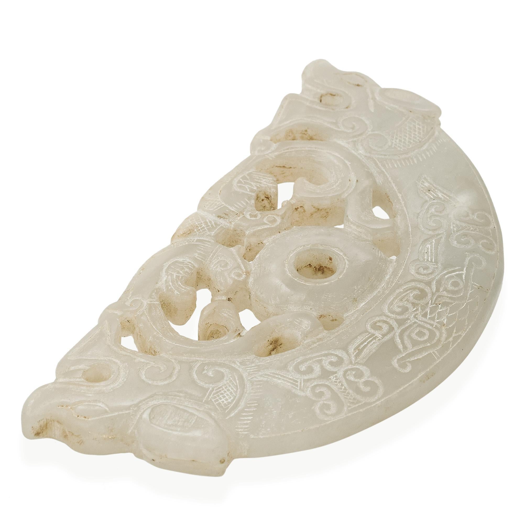Questa squisita scultura antica è realizzata in pregiata giada bianca Hetian e presenta un drago meticolosamente intagliato a mano, simbolo di potere, forza e fortuna. La giada presenta una traslucenza liscia e cremosa, caratteristica del materiale