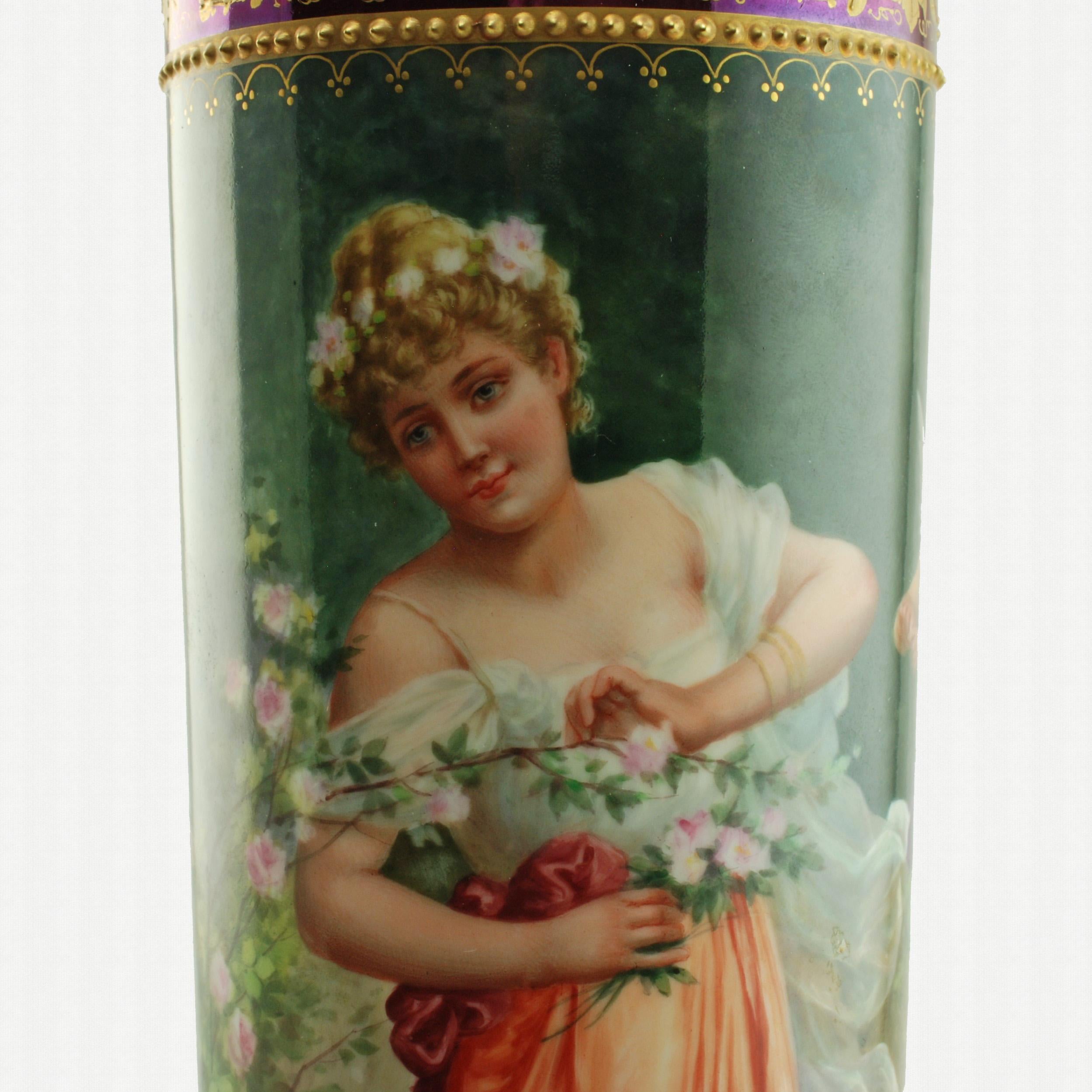 Questo eccezionale vaso da armadio in porcellana della fine del XIX secolo è stato dipinto a mano presso lo studio di Georg Heufel & Co. con sede a Dresden.  Il vaso firmato dall'artista ha una forma cilindrica leggermente svasata e presenta