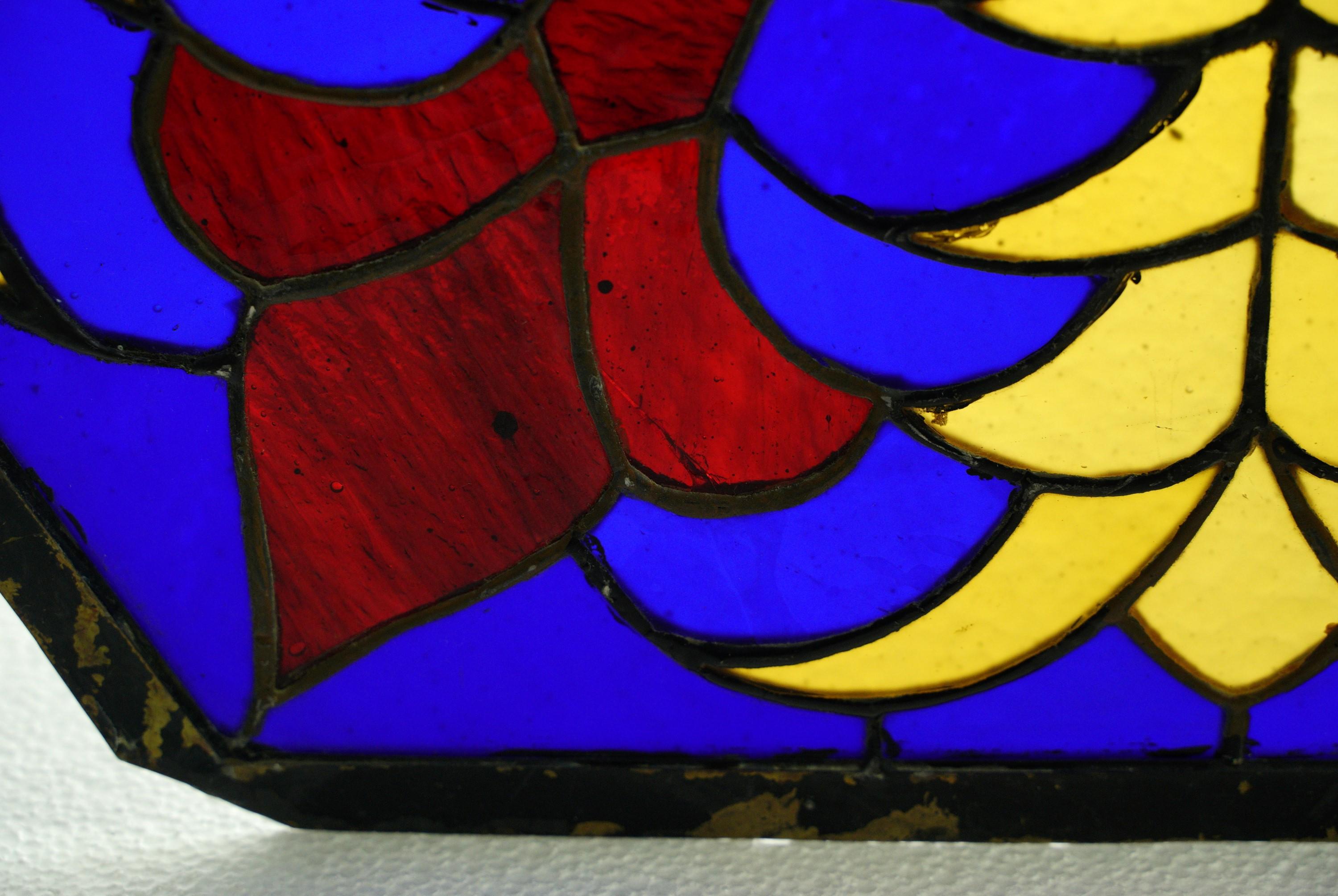 Ensemble de fenêtres anciennes hexagonales colorées en verre teinté en vente 6
