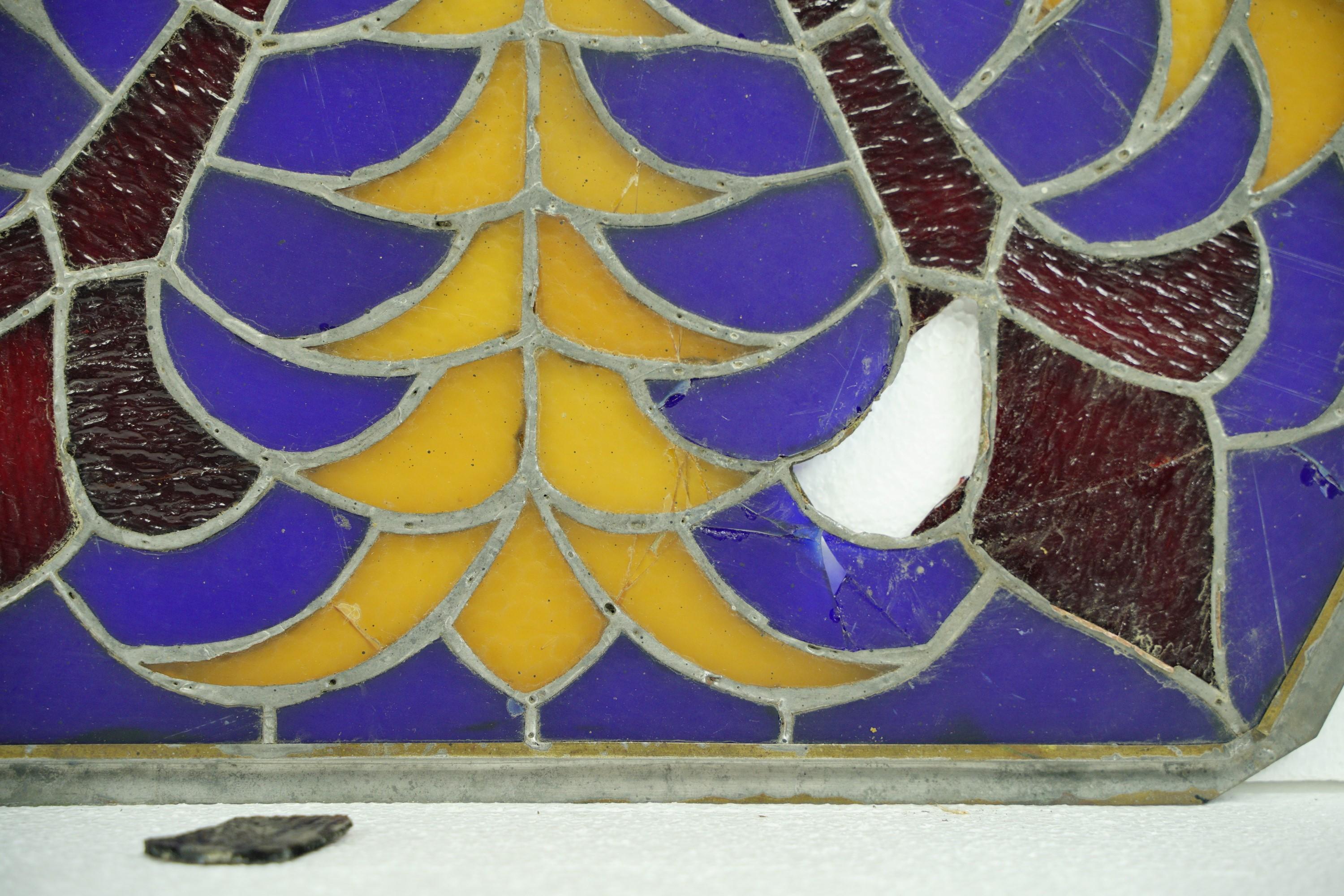 Ensemble de fenêtres anciennes hexagonales colorées en verre teinté en vente 2