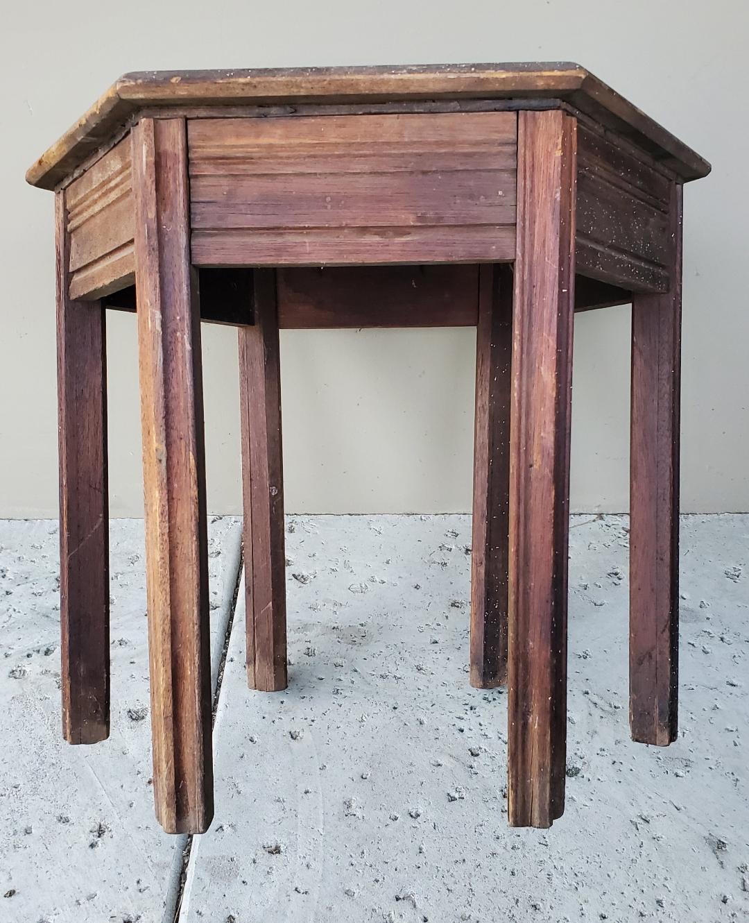 Ancienne table d'appoint hexagonale en chêne Wabi Sabi en vente 7