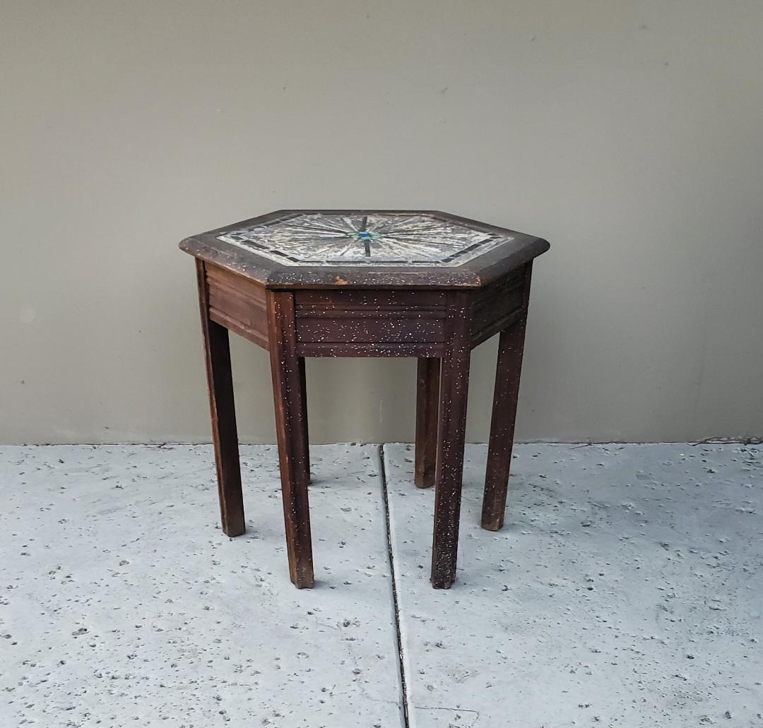Mission Ancienne table d'appoint hexagonale en chêne Wabi Sabi en vente