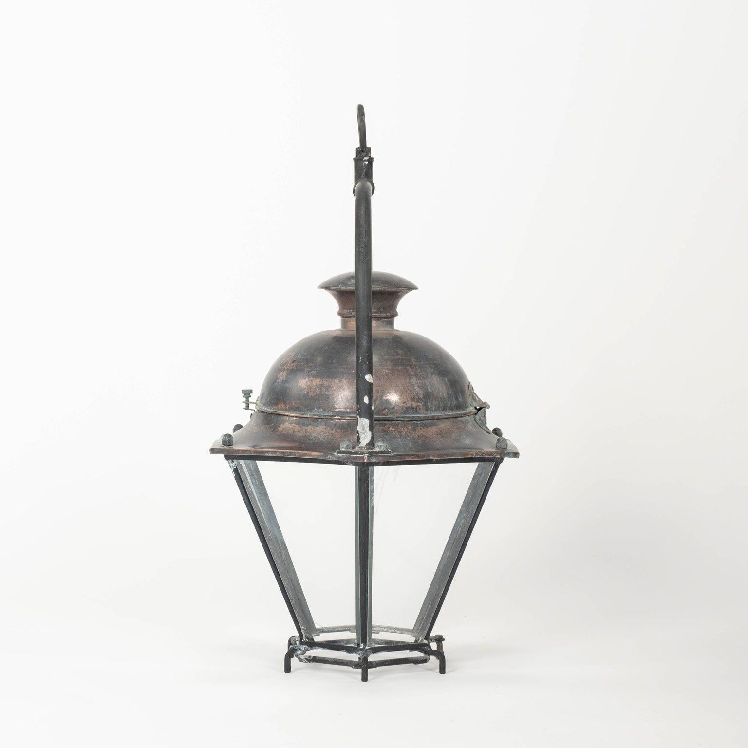 Antiguo Farol Hexagonal de Cobre Abovedado con Paneles de Cristal en venta 3