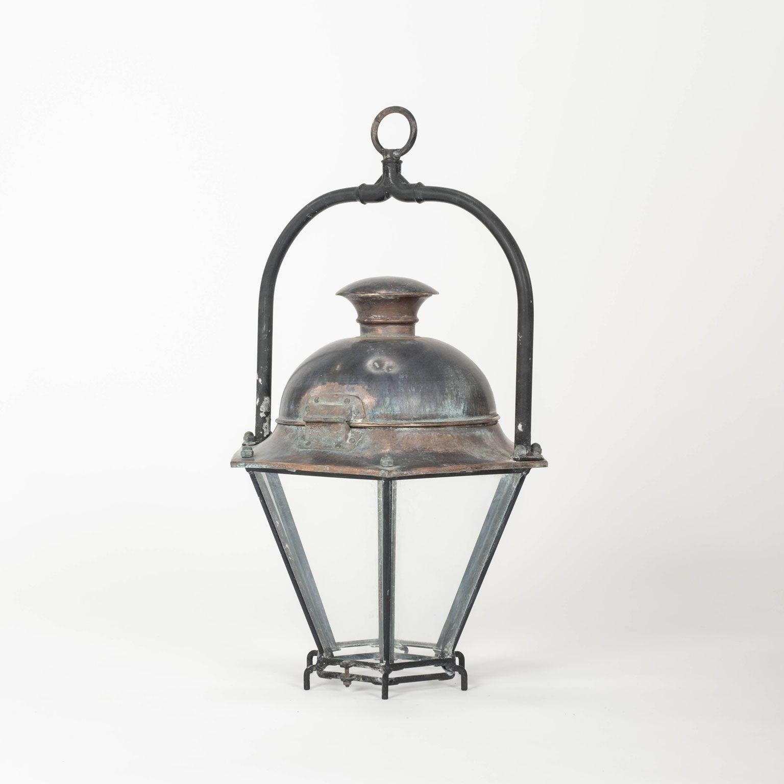 Antiguo Farol Hexagonal de Cobre Abovedado con Paneles de Cristal en venta 8