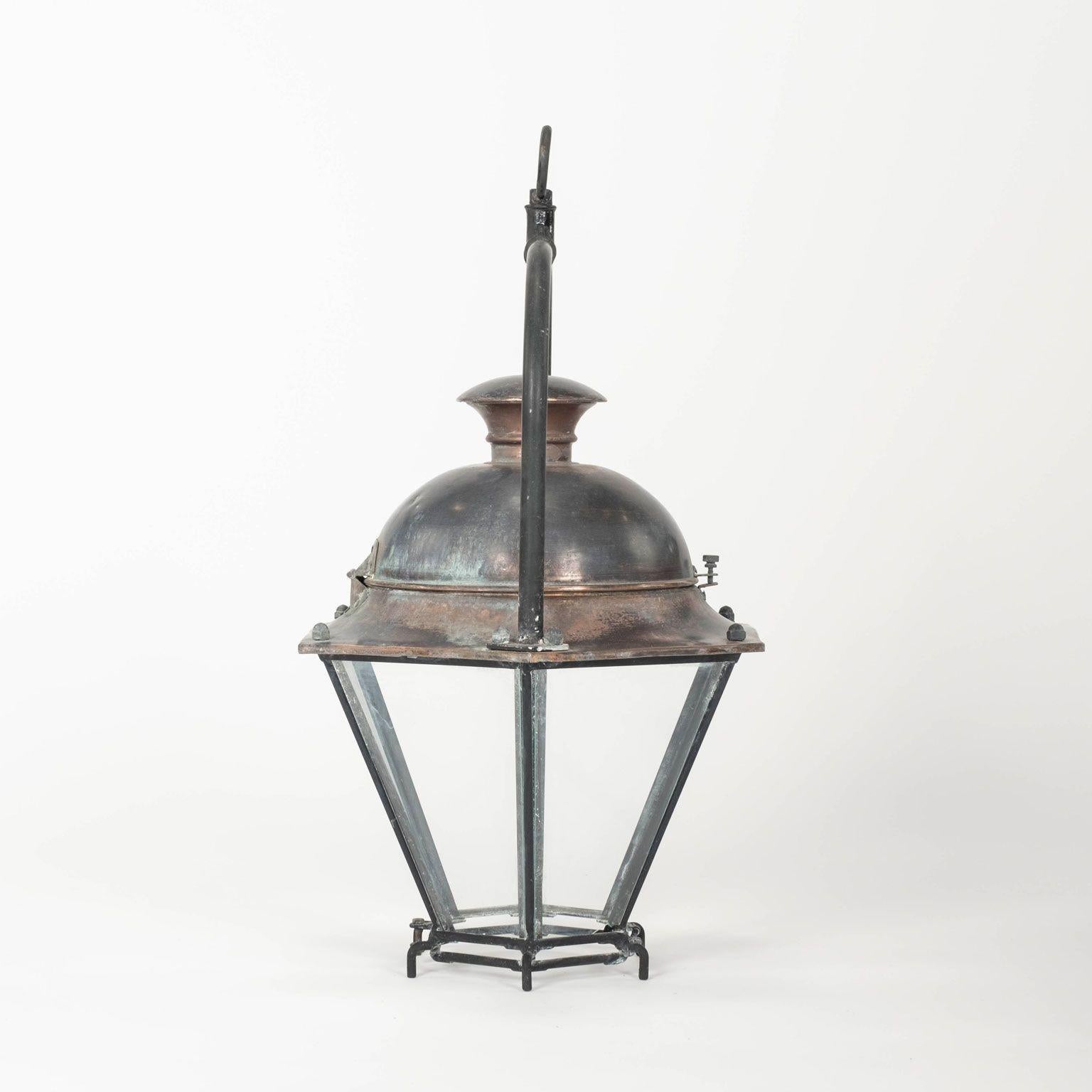 Antiguo Farol Hexagonal de Cobre Abovedado con Paneles de Cristal en venta 9