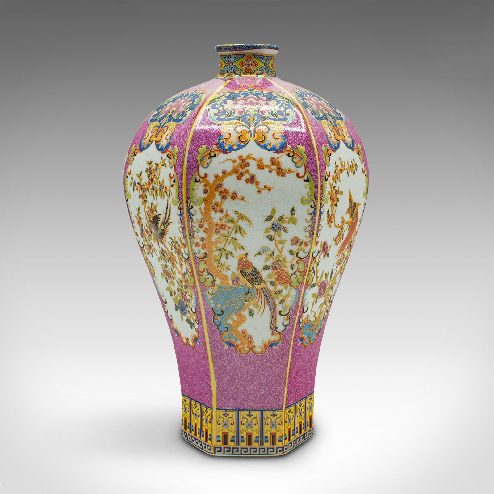 Dies ist eine antike sechseckige Blumenvase. Eine chinesische Baluster-Urne aus Keramik aus der späten viktorianischen Periode, um 1900.

Ein Leckerbissen mit schönen Farben und einer faszinierenden sechseckigen Form
Zeigt eine wünschenswerte