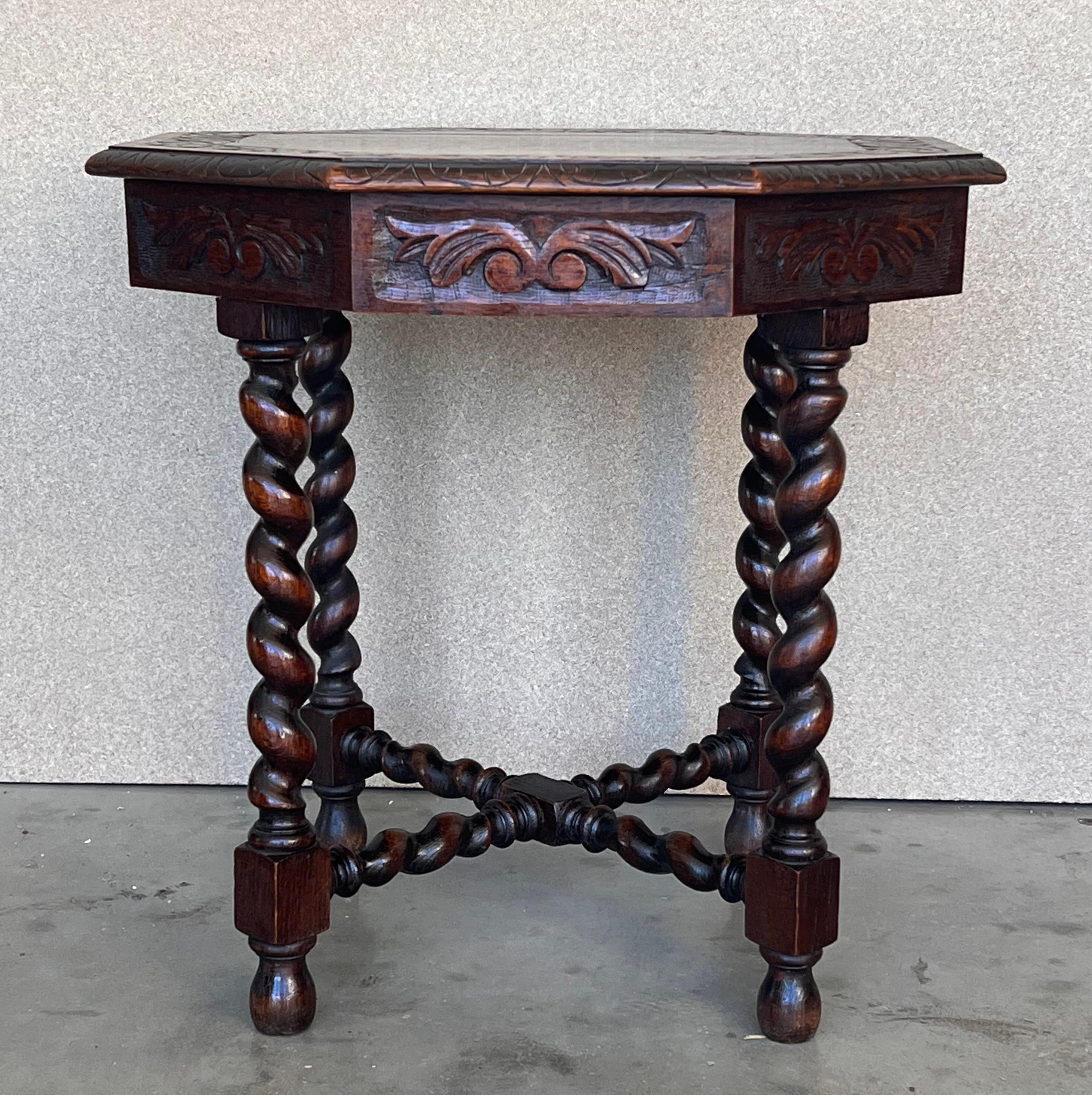 Octogonal side table with Solomonic legs and carved top and carved edges. The table has an X-Shape Solomonic stretcher .
Restored and very functional piece.
 