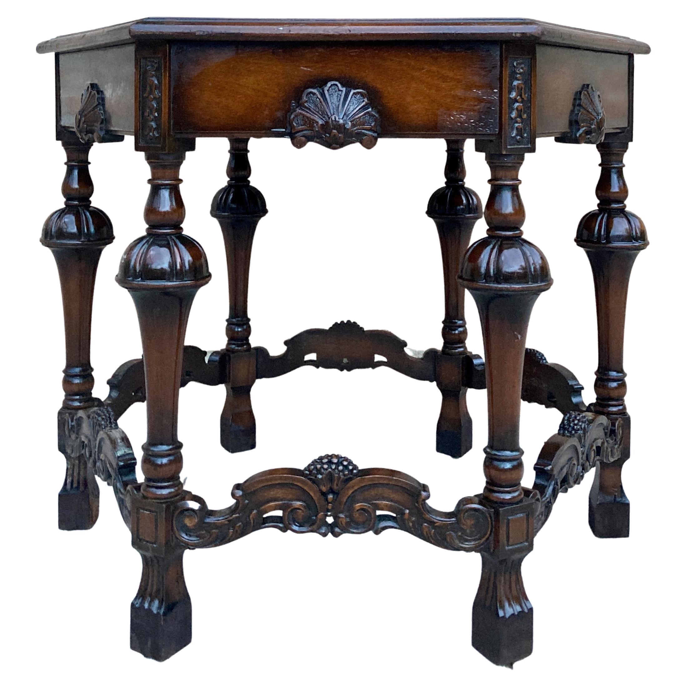 Antiker sechseckiger Beistell- oder Mitteltisch aus Nussbaumholz mit sechs geschnitzten Beinen