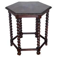 Ancienne table d'appoint hexagonale ou centrale en noyer avec six pieds sculptés