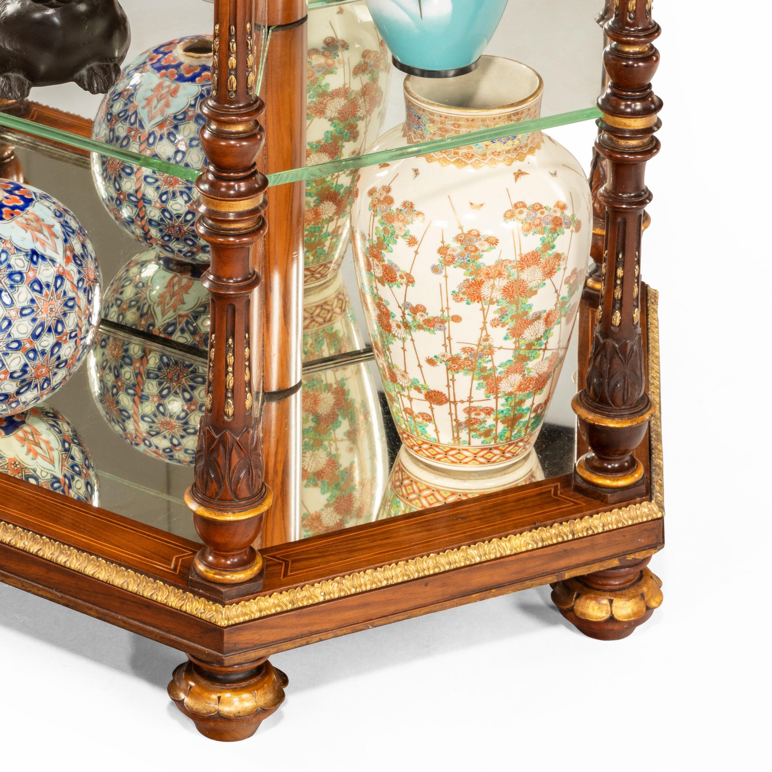 Antiker sechseckiger Präsentationstisch aus Nussbaumholz, Holland and Sons zugeschrieben (Glas) im Angebot