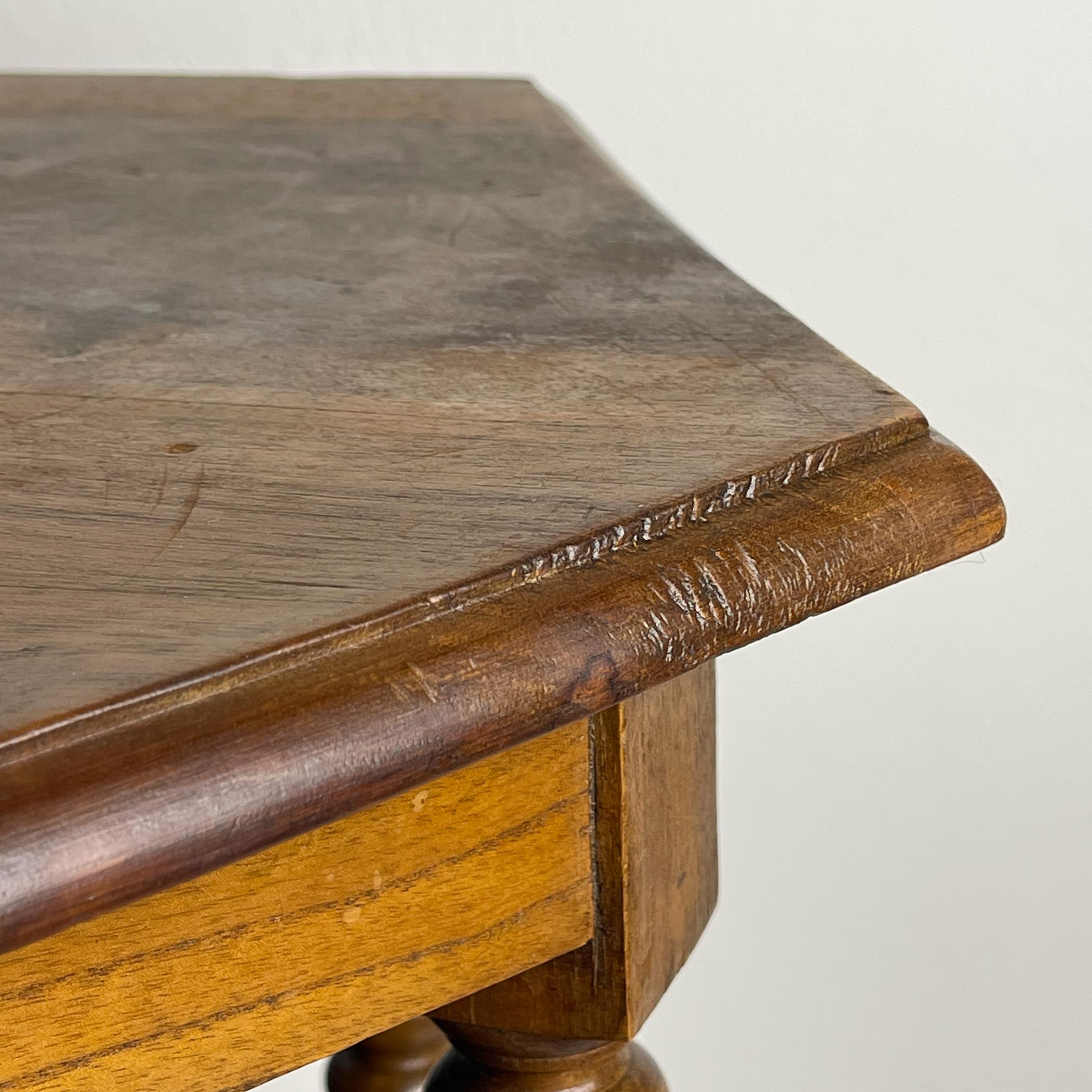 Antique Hexagonal Walnut Side Table, Italy, early 20th, Bobbin Turned legs For Sale 4