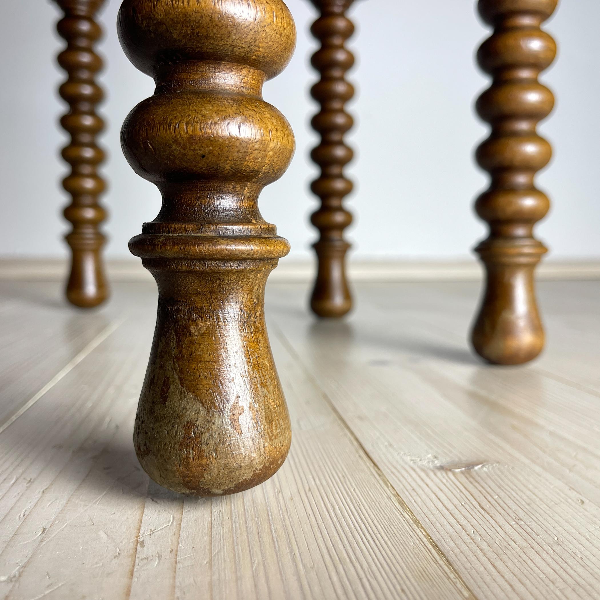 Antique Hexagonal Walnut Side Table, Italy, early 20th, Bobbin Turned legs In Good Condition For Sale In Miklavž Pri Taboru, SI