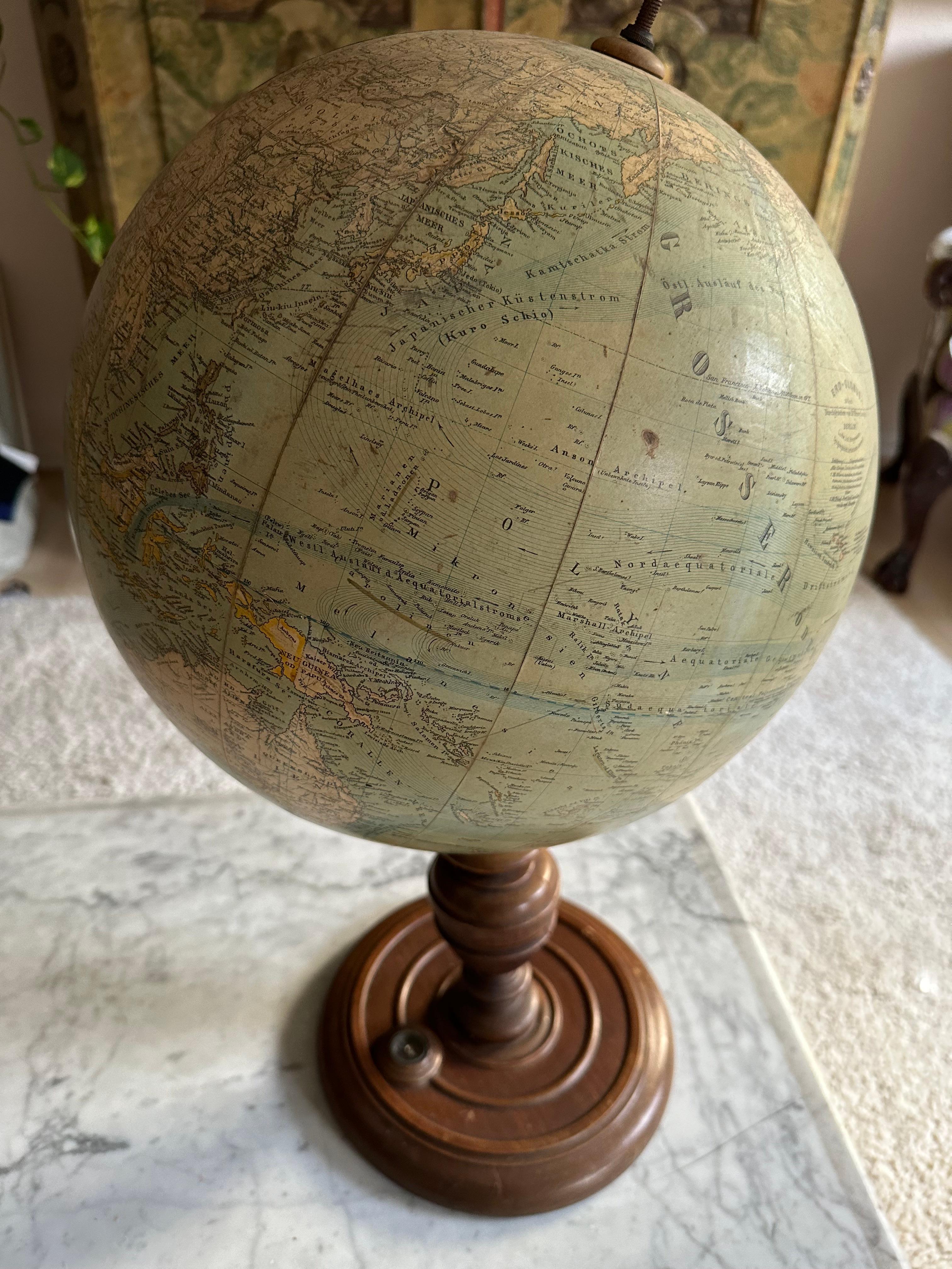 Questo squisito mappamondo antico, realizzato prima dello scoppio della Prima Guerra Mondiale, è un pezzo raro e affascinante che incarna l'artigianato dell'epoca. Prodotto dal rinomato Ludwig Julius Heymann, un importante editore berlinese noto per