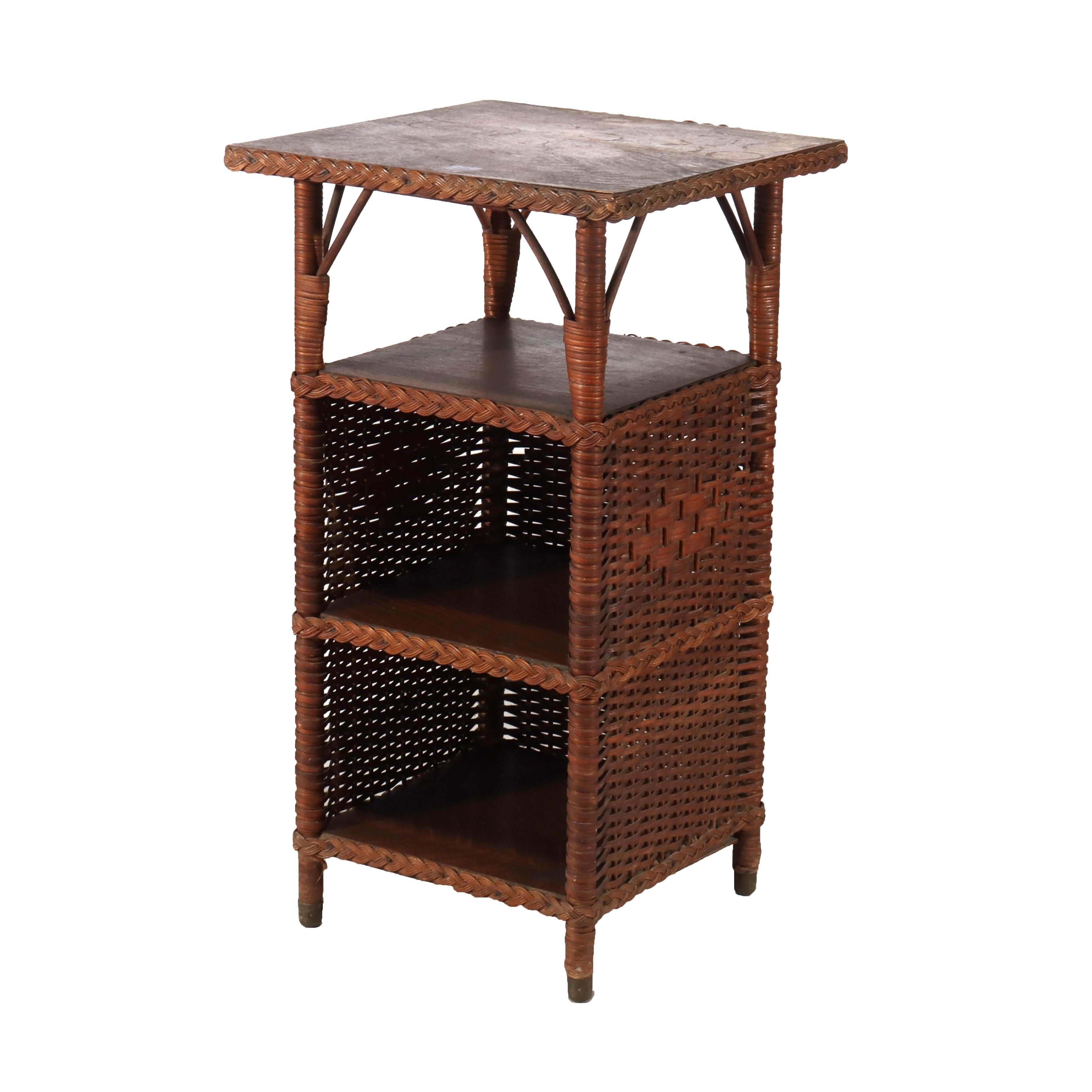 Antique Heywood Wakefield Arts & Crafts Oak & Wicker Magazine Stand C1920 (Arts and Crafts) im Angebot