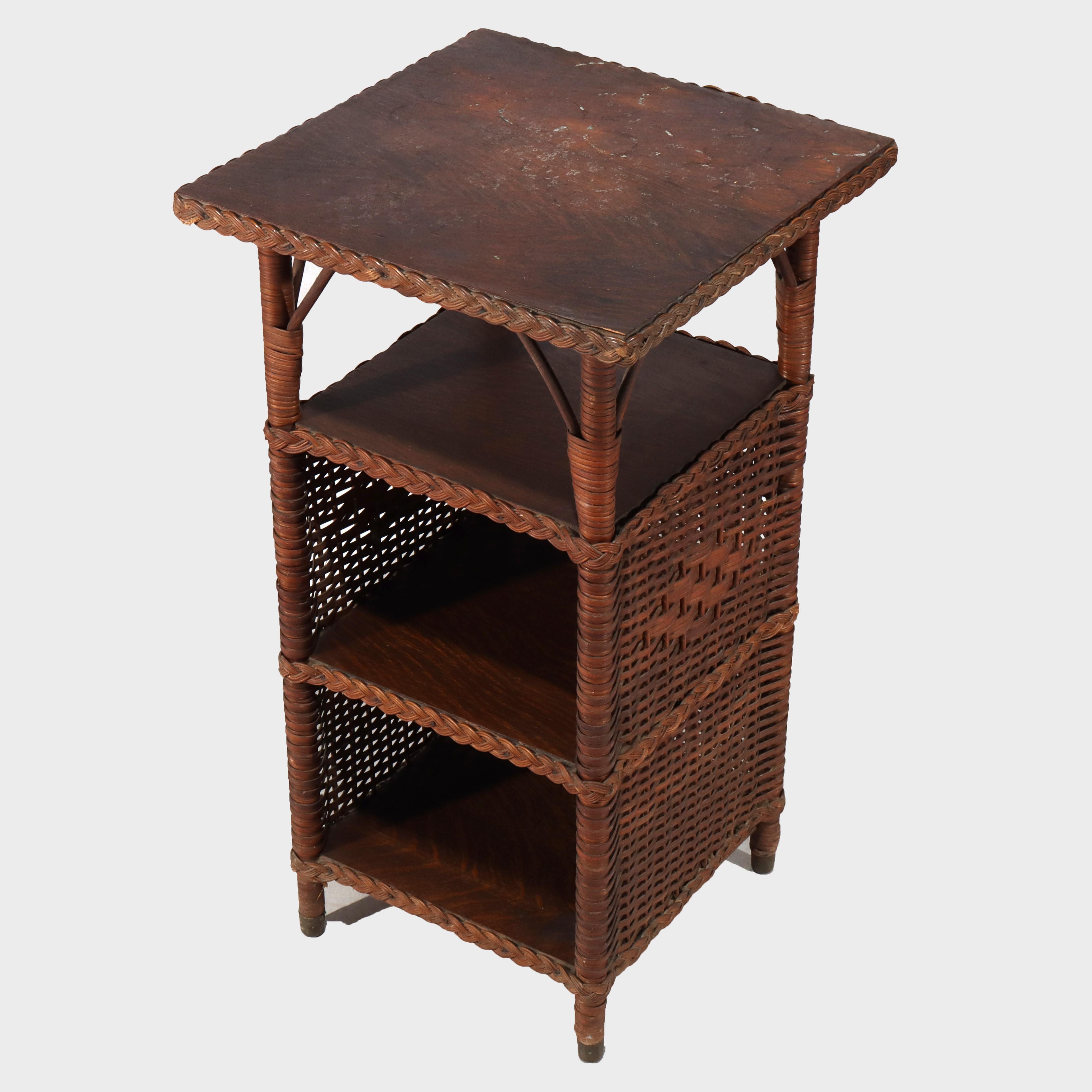 Antique Heywood Wakefield Arts & Crafts Oak & Wicker Magazine Stand C1920 im Zustand „Gut“ im Angebot in Big Flats, NY