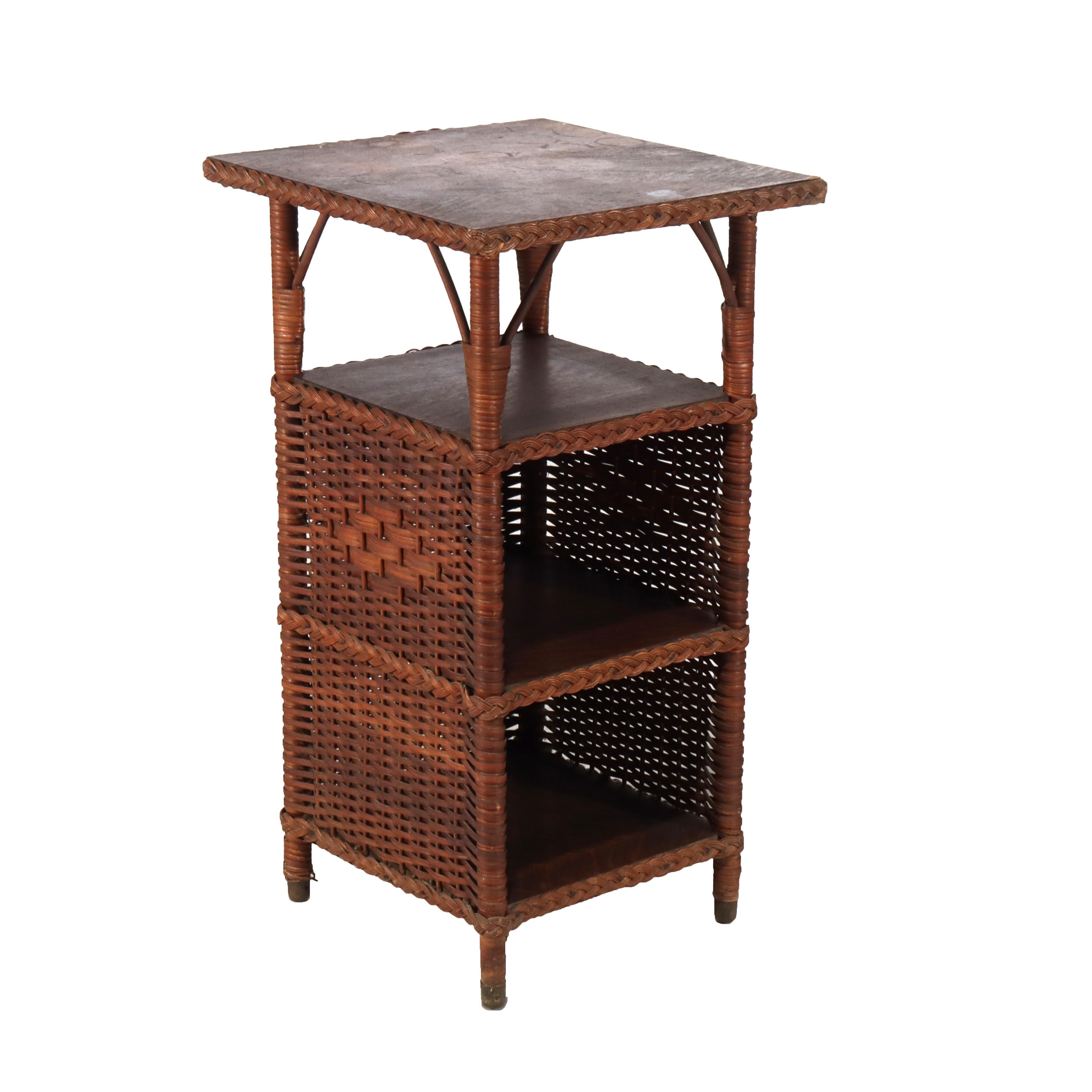 Antique Heywood Wakefield Arts & Crafts Oak & Wicker Magazine Stand C1920 (20. Jahrhundert) im Angebot