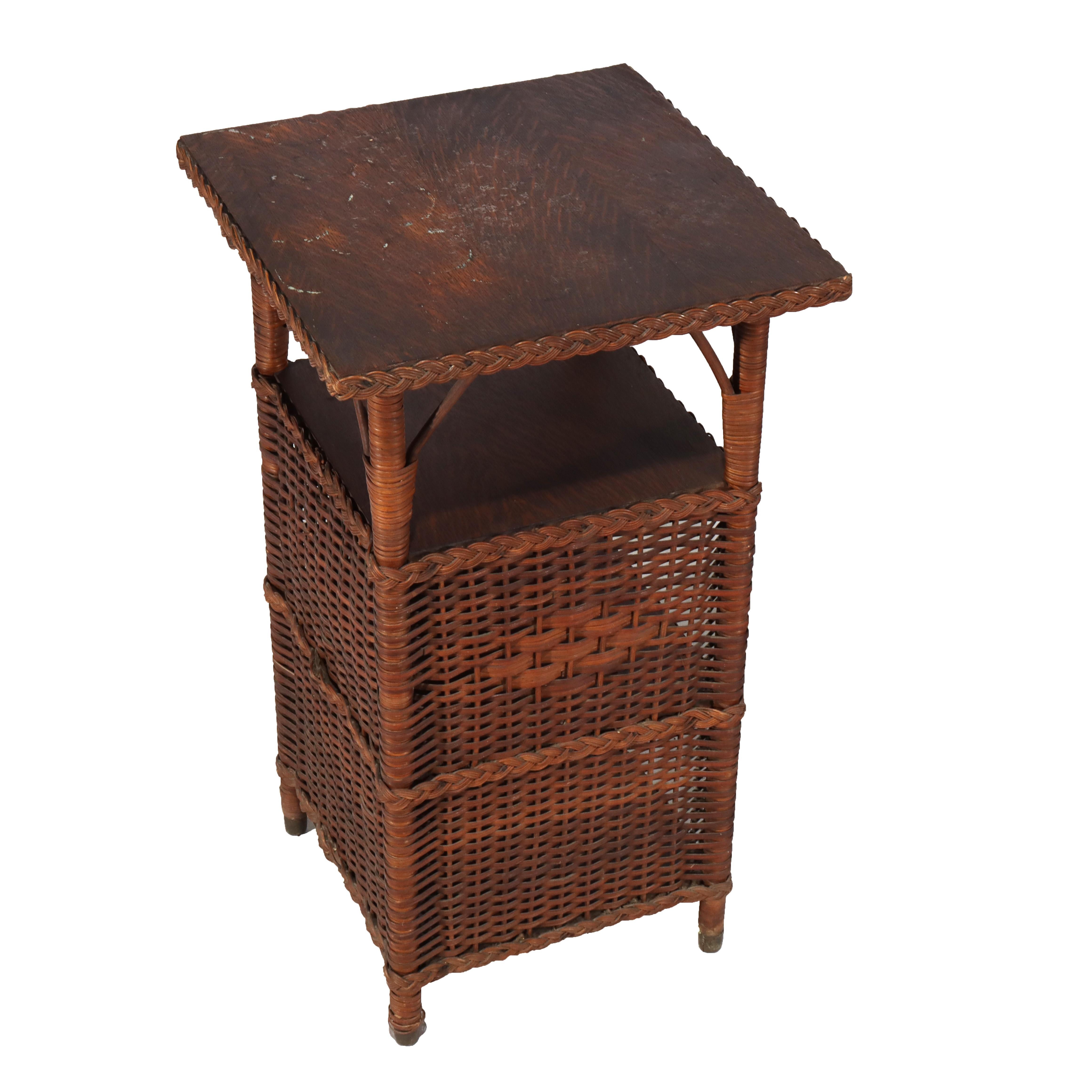 Antique Heywood Wakefield Arts & Crafts Oak & Wicker Magazine Stand C1920 (Korbweide) im Angebot