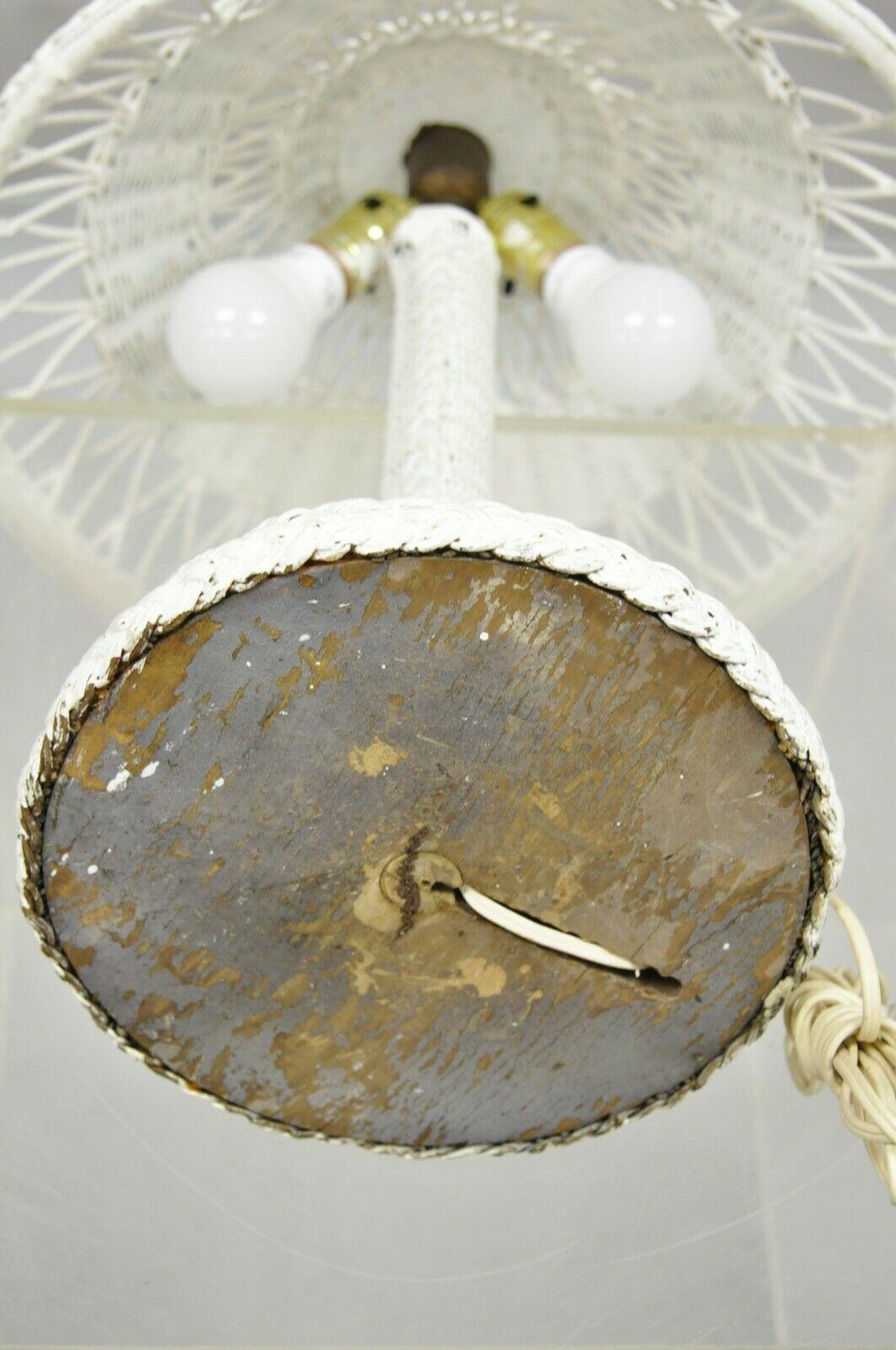 Ancienne lampe de bureau Heywood Wakefield Arts & Crafts en osier blanc avec abat-jour en tissu en vente 4