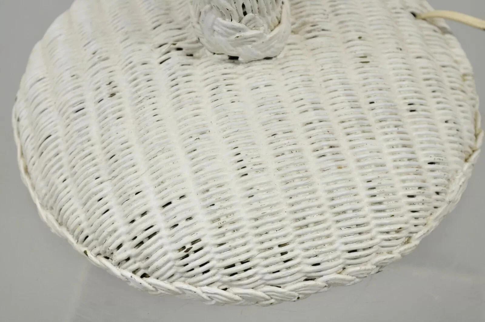 Antique Heywood Wakefield Arts & Crafts White Wicker Table Lamp With Shade In Good Condition For Sale In Philadelphia, PA