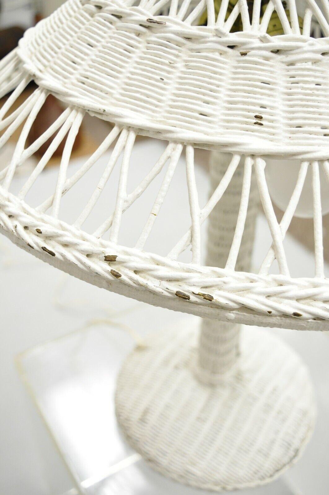 Antique Heywood Wakefield Arts & Crafts White Wicker Table Lamp wth Shade In Good Condition For Sale In Philadelphia, PA