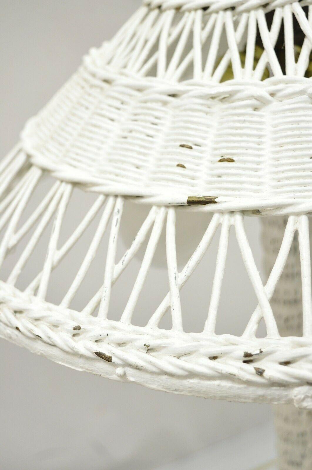 Antique Heywood Wakefield Arts & Crafts White Wicker Table Lamp wth Shade In Good Condition For Sale In Philadelphia, PA