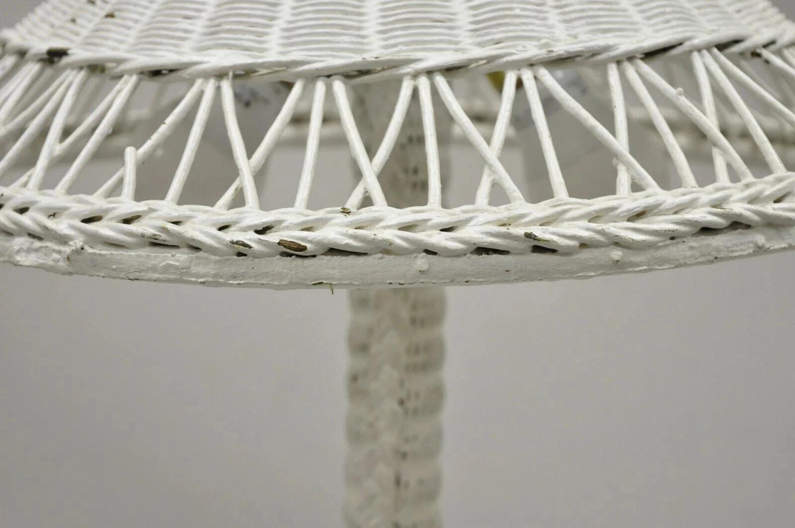 Antique Heywood Wakefield Arts & Crafts White Wicker Table Lamp With Shade For Sale 3