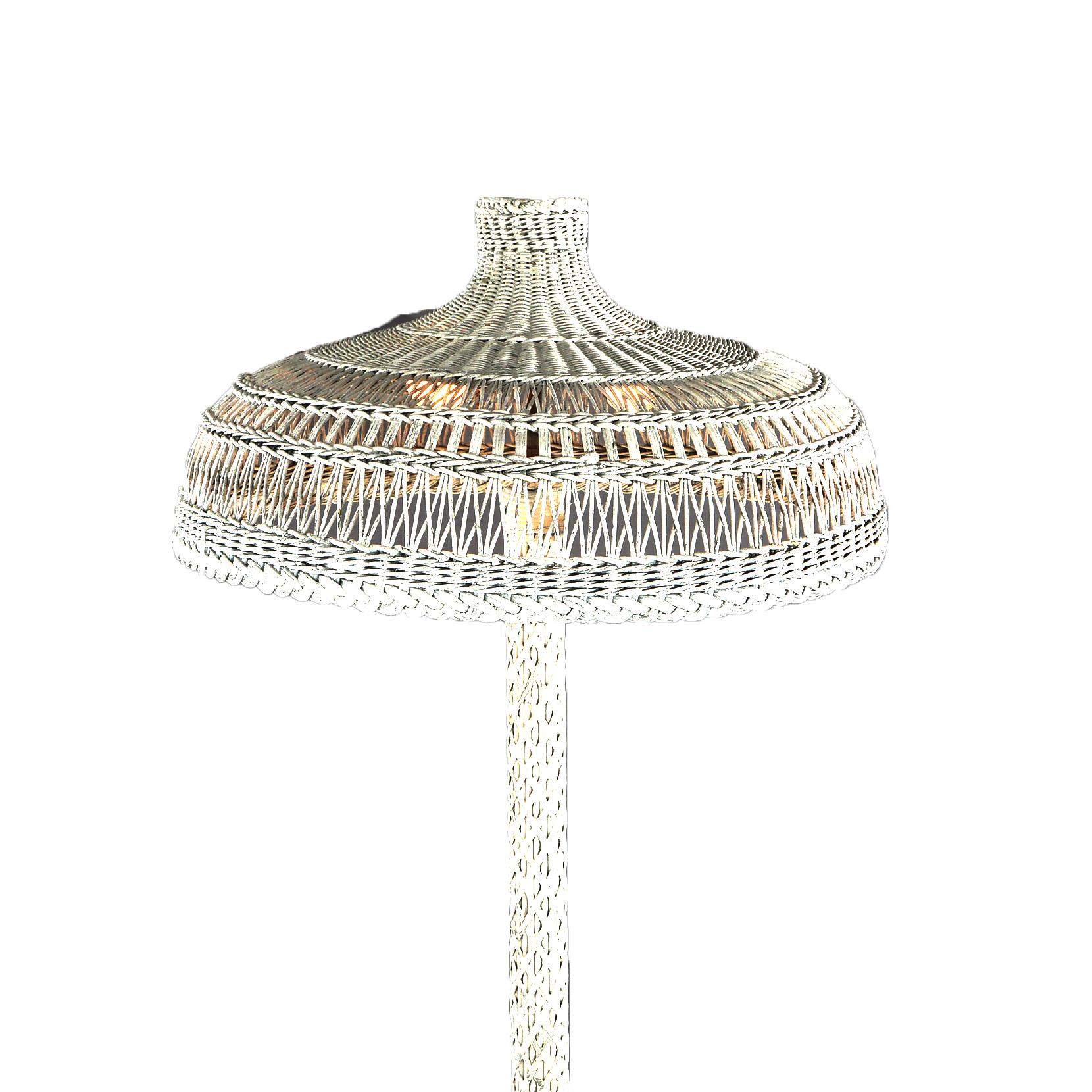 Antike Heywood Wakefield Wicker Triple-Light Stehlampe mit ausgestelltem Sockel und Kuppel Schatten, C1920

Maße - 71 