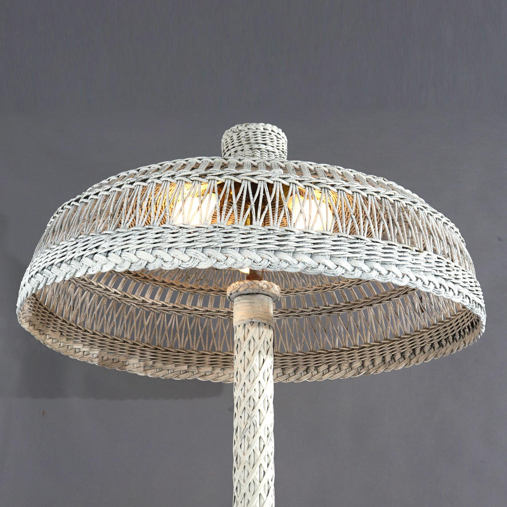 Antike Heywood Wakefield Wicker Dreifach-Leuchten-Stehlampe aus Korbweide, um 1920 im Zustand „Gut“ in Big Flats, NY