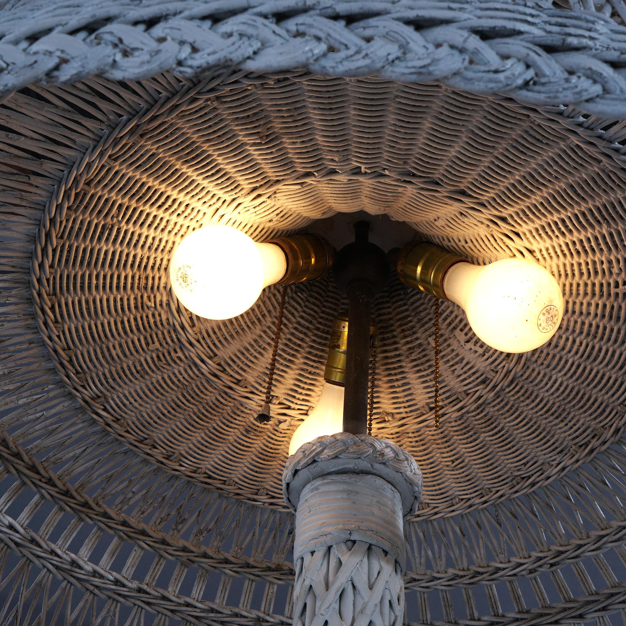 Antike Heywood Wakefield Wicker Dreifach-Leuchten-Stehlampe aus Korbweide, um 1920 1