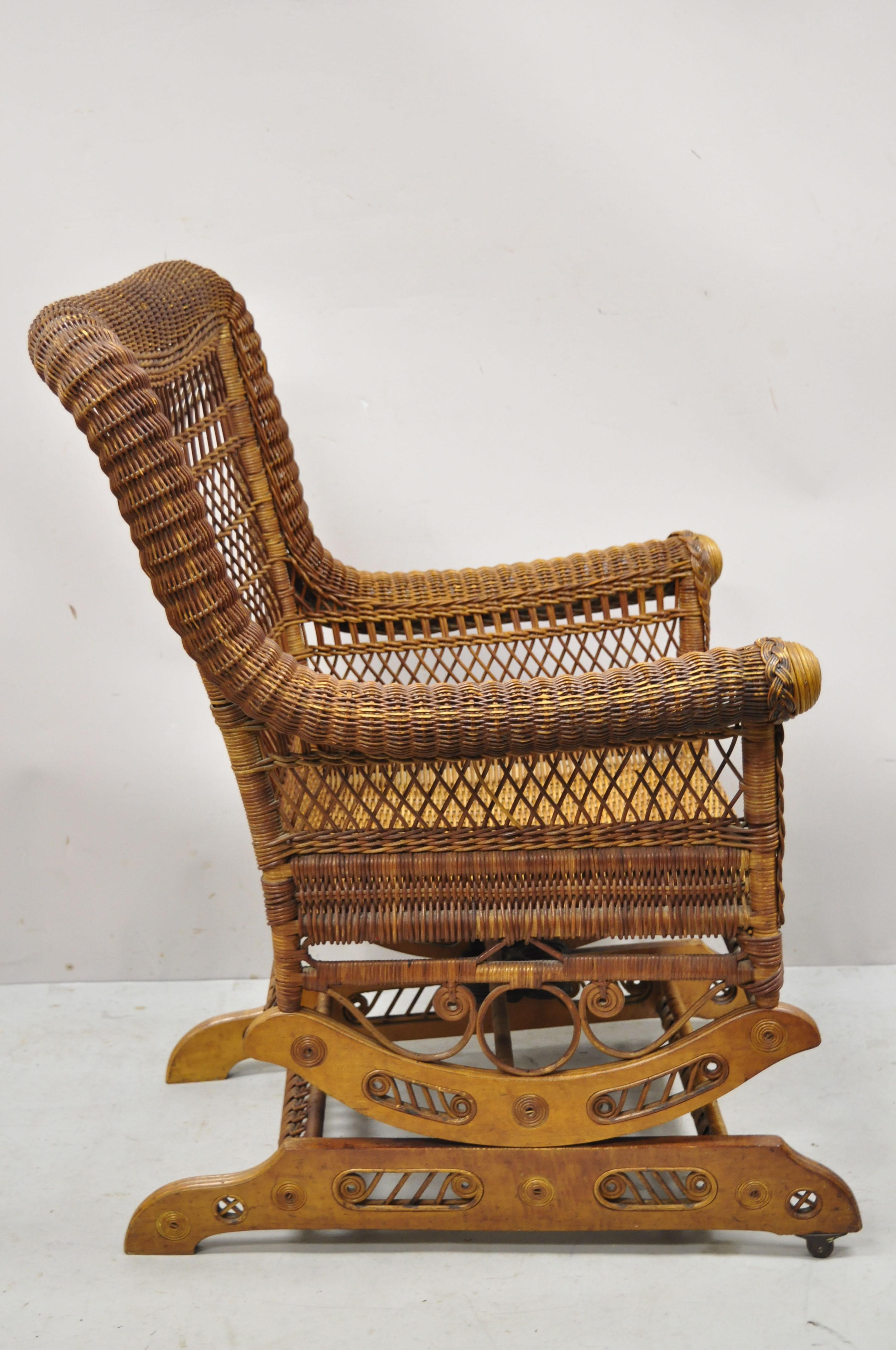 Heywood Wakefield fauteuil à bascule à plateforme victorien ancien en osier tressé avec plate-forme victorienne en vente 5