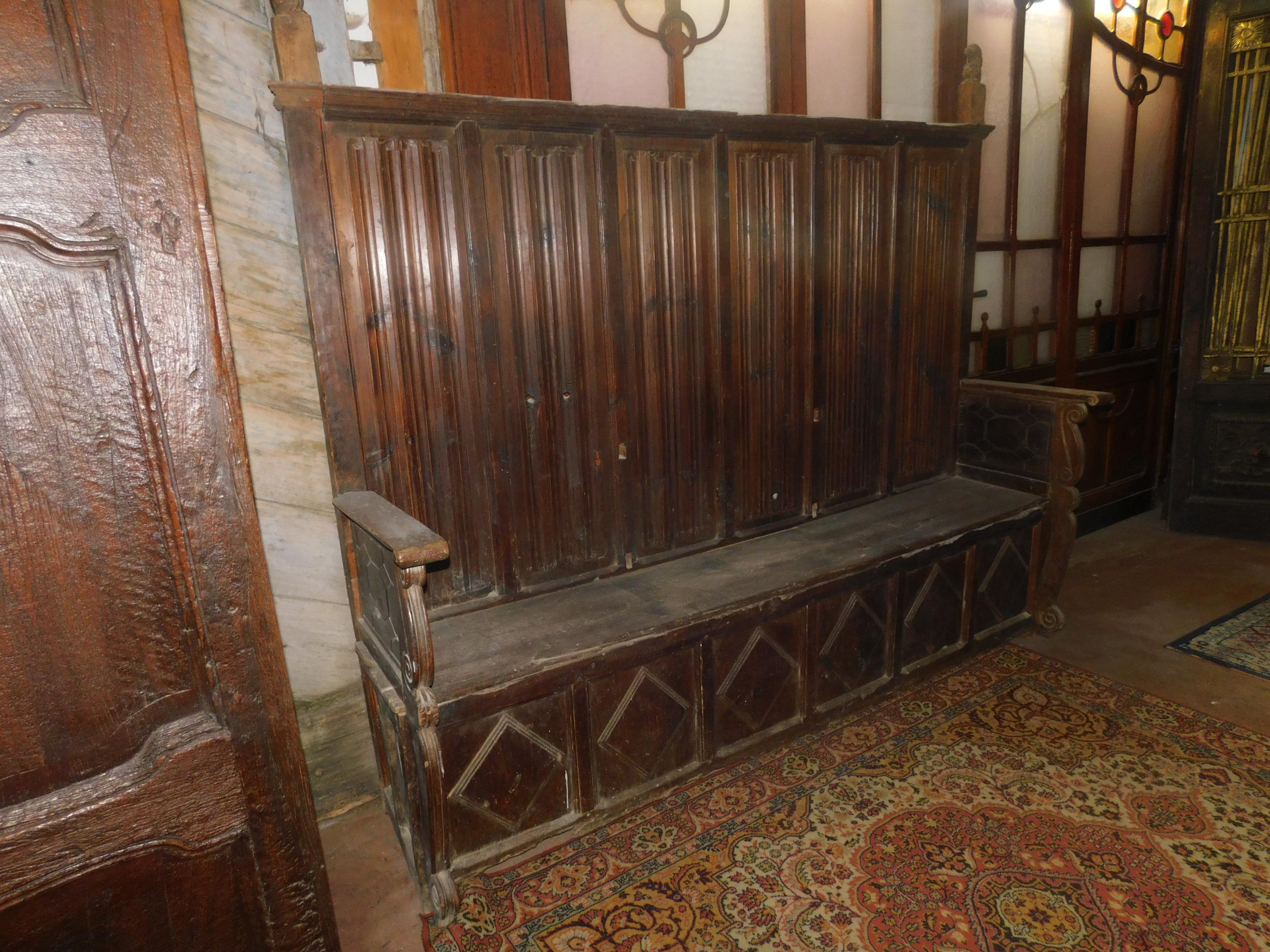 Refectory bench, very old, hand-built in the 16th century by an Italian artist, well preserved for the time, it was paved on the ground.
Very sculpted it belonged to a bishop of northern Italy, in red larch, very charming could give a nice solution