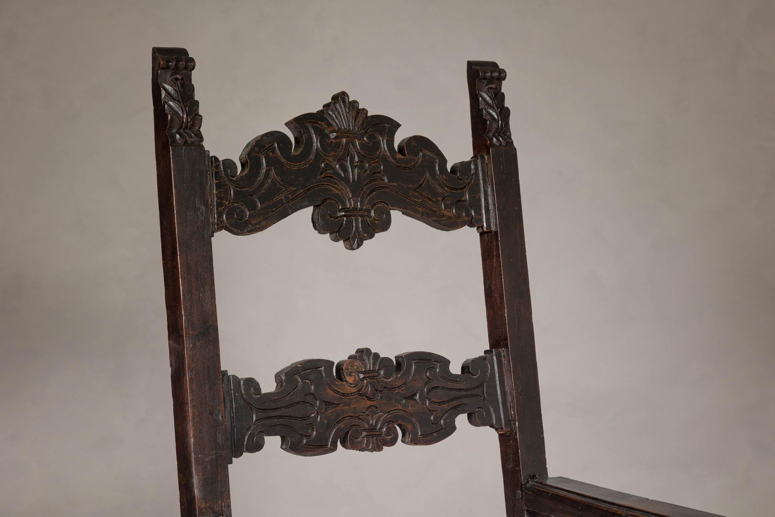 Chaise trône ancienne à haut dossier en bois avec dossier et jupe richement sculptés à la main en vente 3