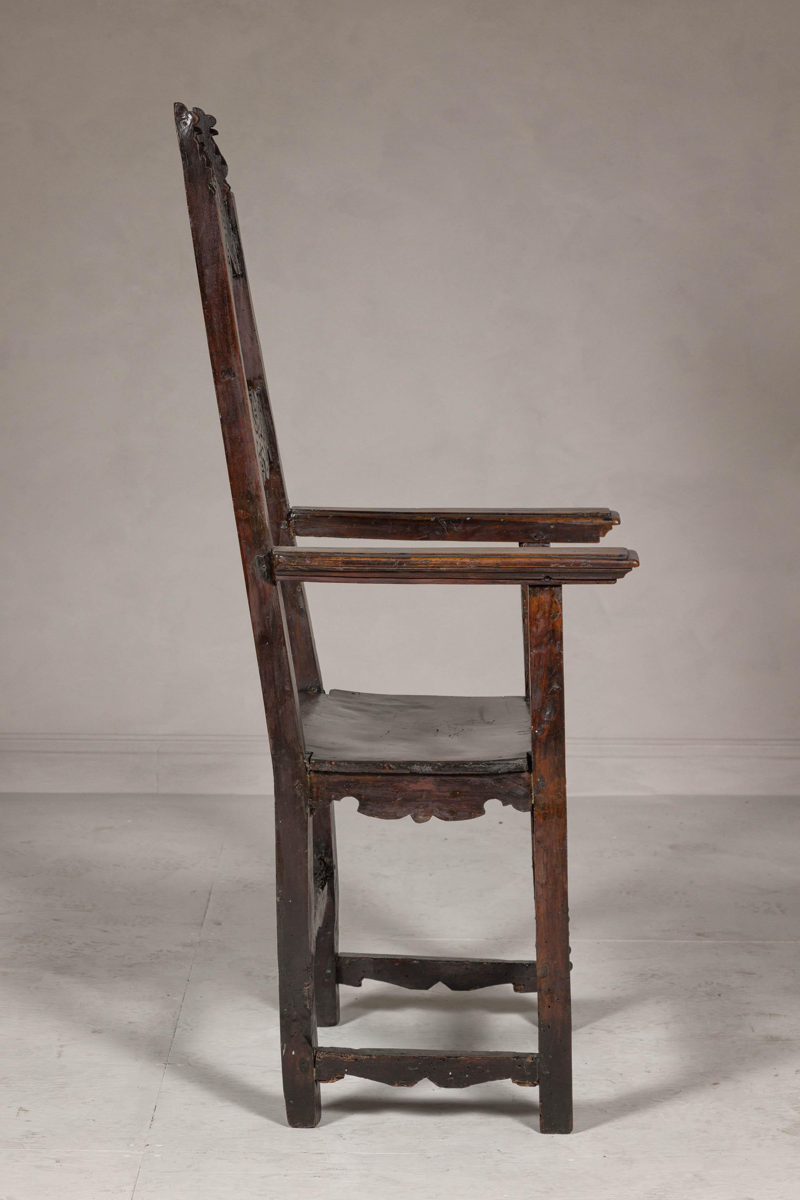 Chaise trône ancienne à haut dossier en bois avec dossier et jupe richement sculptés à la main en vente 4
