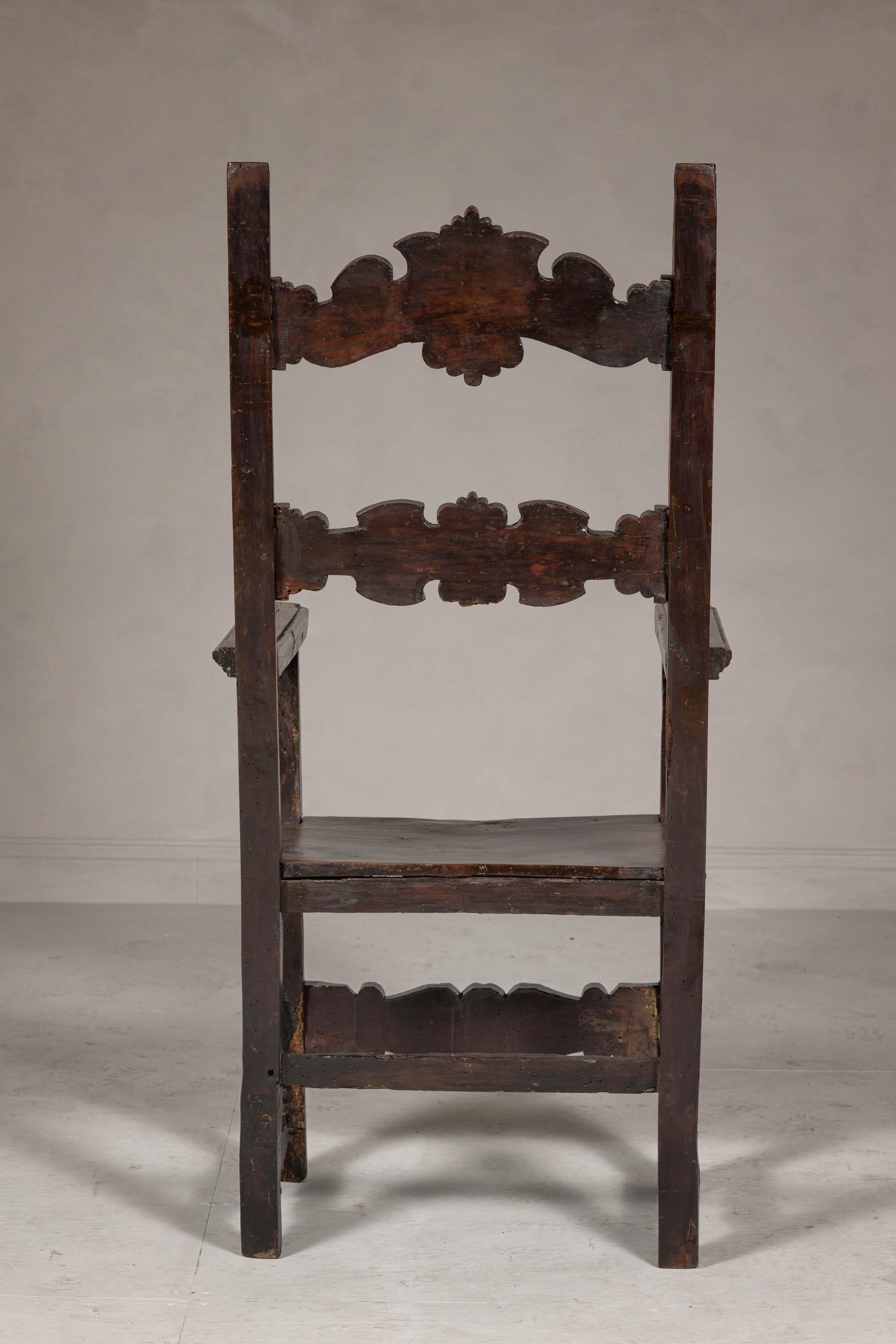 Chaise trône ancienne à haut dossier en bois avec dossier et jupe richement sculptés à la main en vente 5