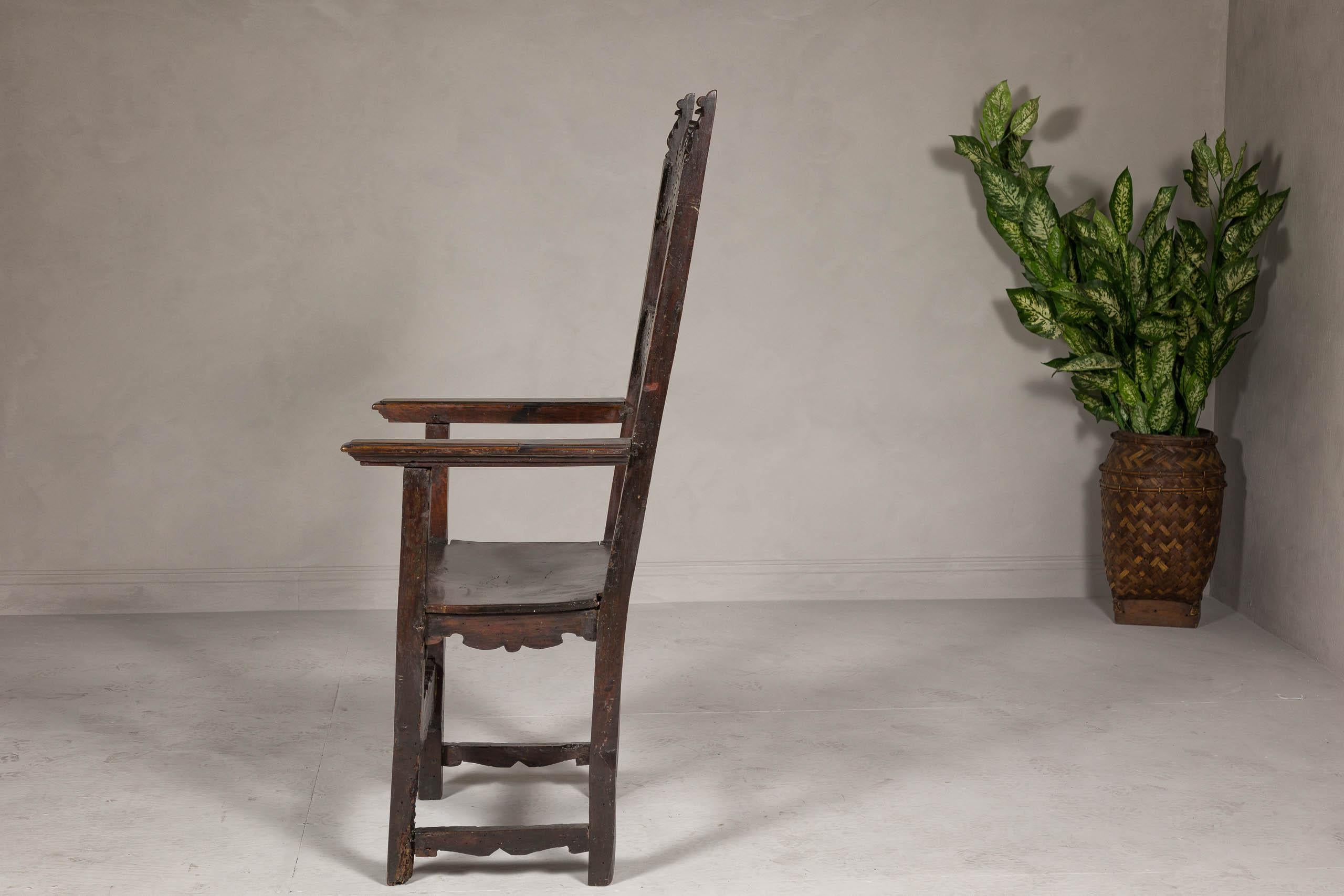 Chaise trône ancienne à haut dossier en bois avec dossier et jupe richement sculptés à la main en vente 6