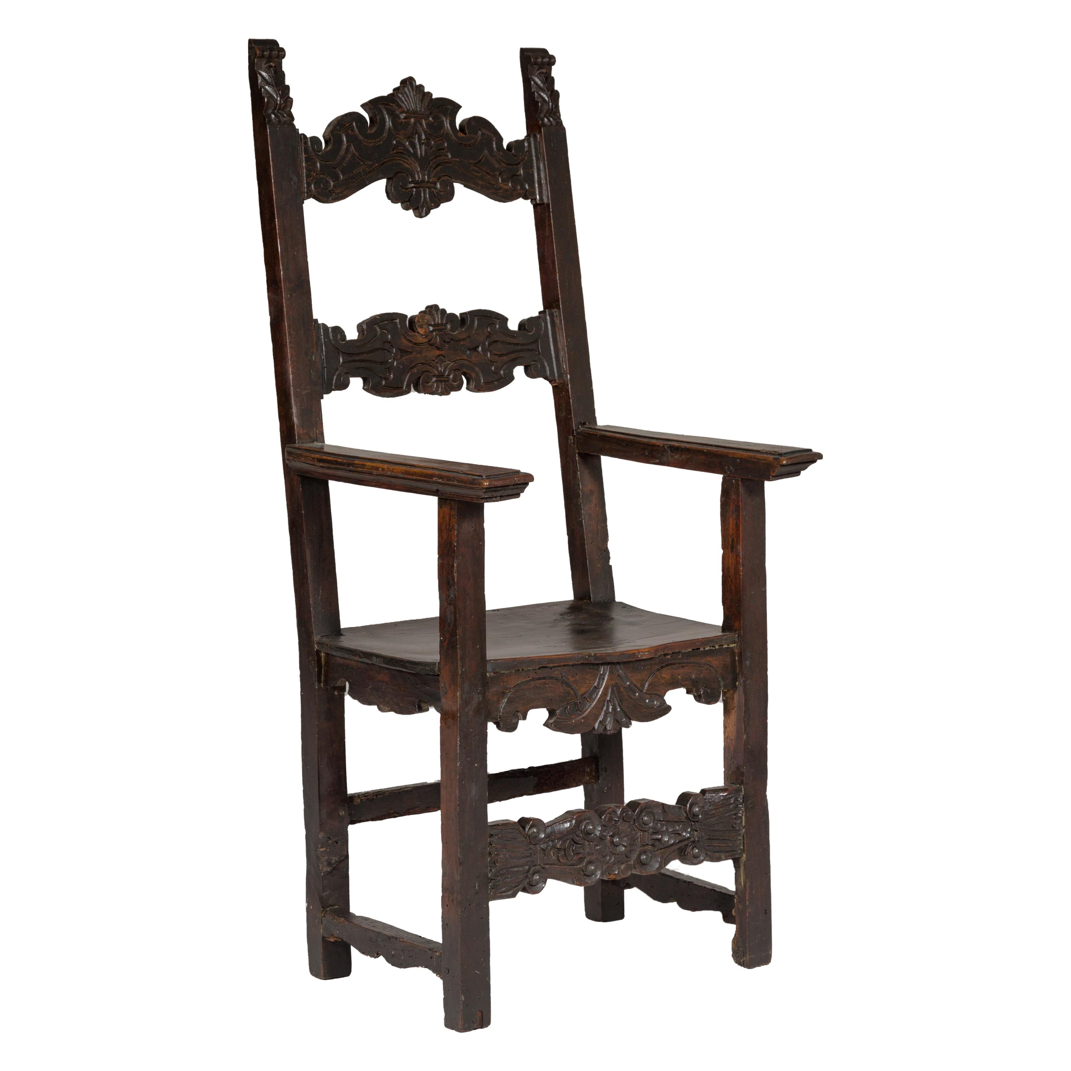 Chaise trône ancienne à haut dossier en bois avec dossier et jupe richement sculptés à la main en vente 7