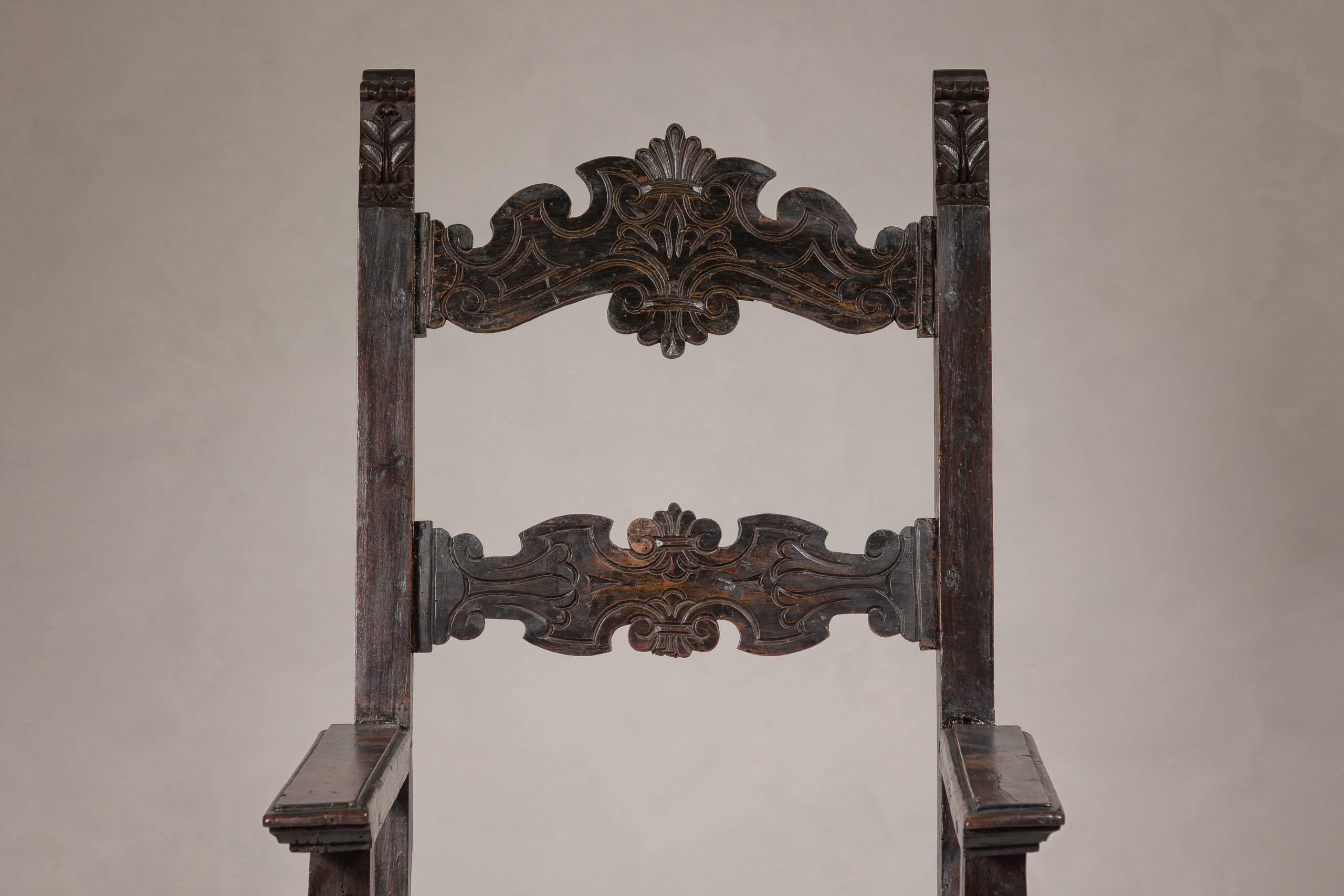 Indien Chaise trône ancienne à haut dossier en bois avec dossier et jupe richement sculptés à la main en vente