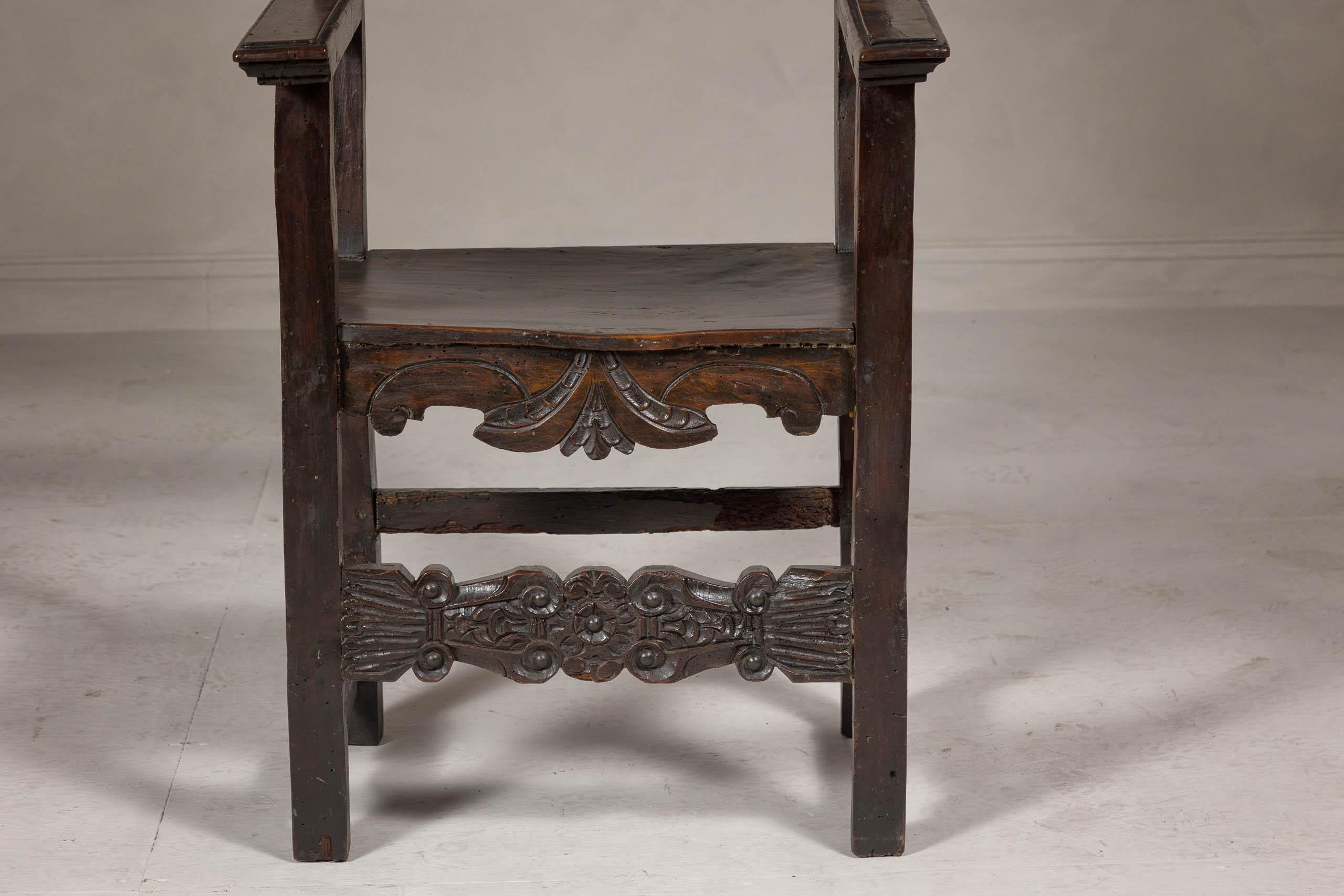 Sculpté à la main Chaise trône ancienne à haut dossier en bois avec dossier et jupe richement sculptés à la main en vente