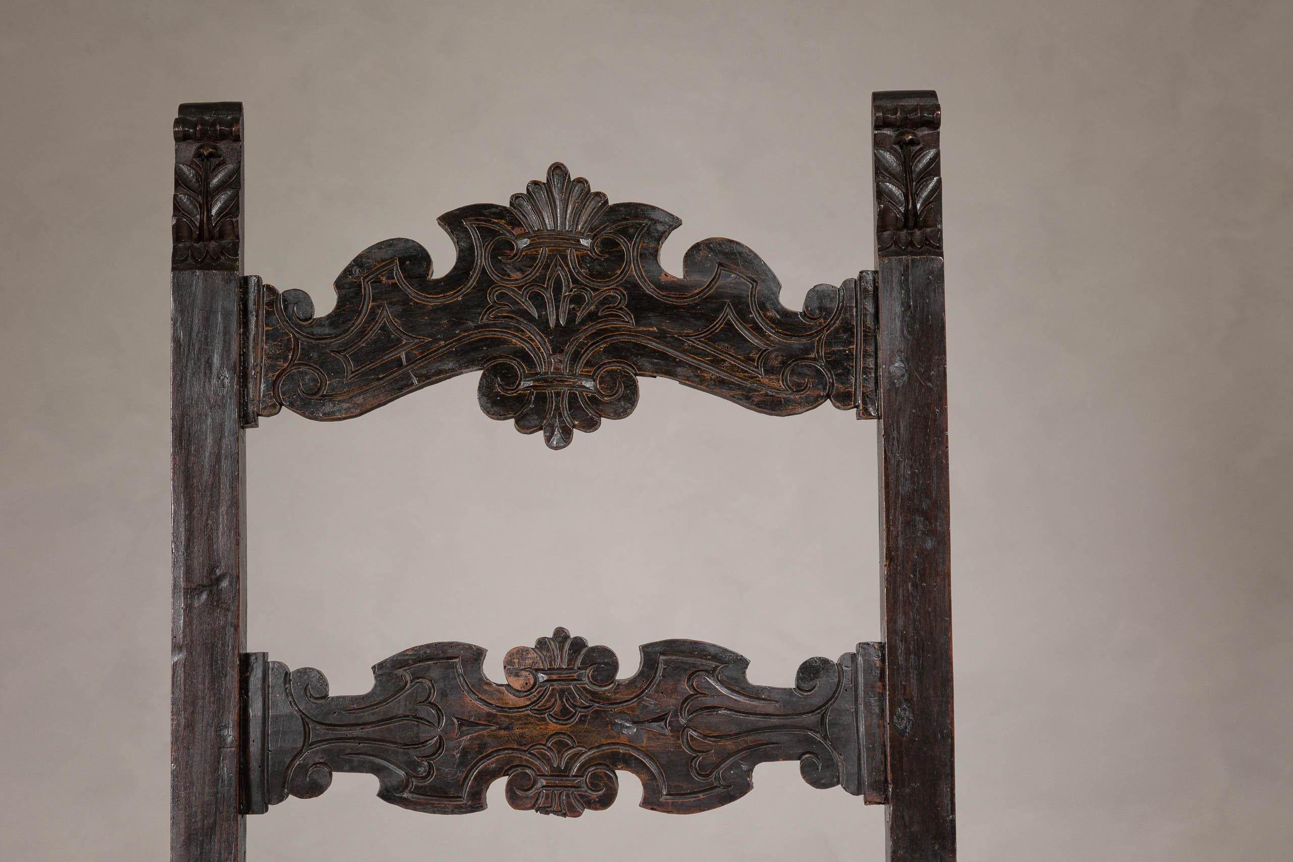 Chaise trône ancienne à haut dossier en bois avec dossier et jupe richement sculptés à la main Bon état - En vente à Yonkers, NY
