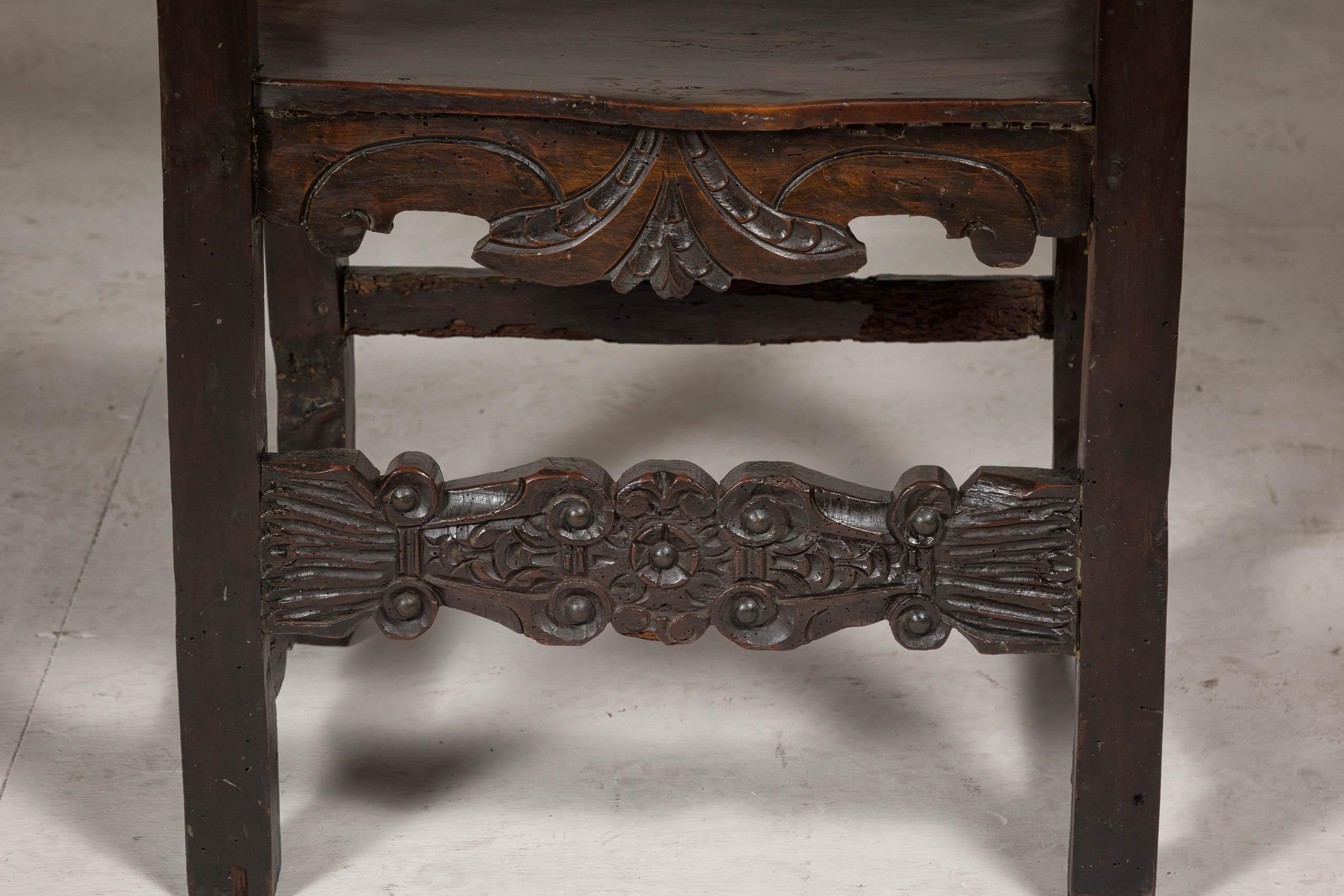 XIXe siècle Chaise trône ancienne à haut dossier en bois avec dossier et jupe richement sculptés à la main en vente