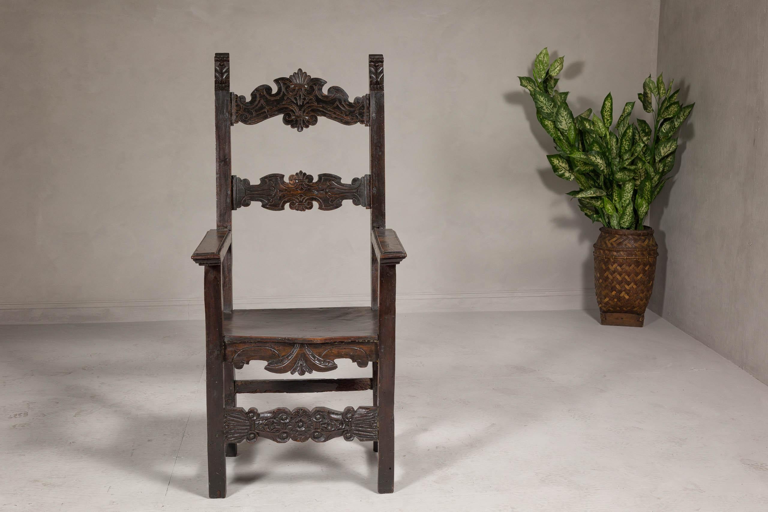 Bois Chaise trône ancienne à haut dossier en bois avec dossier et jupe richement sculptés à la main en vente