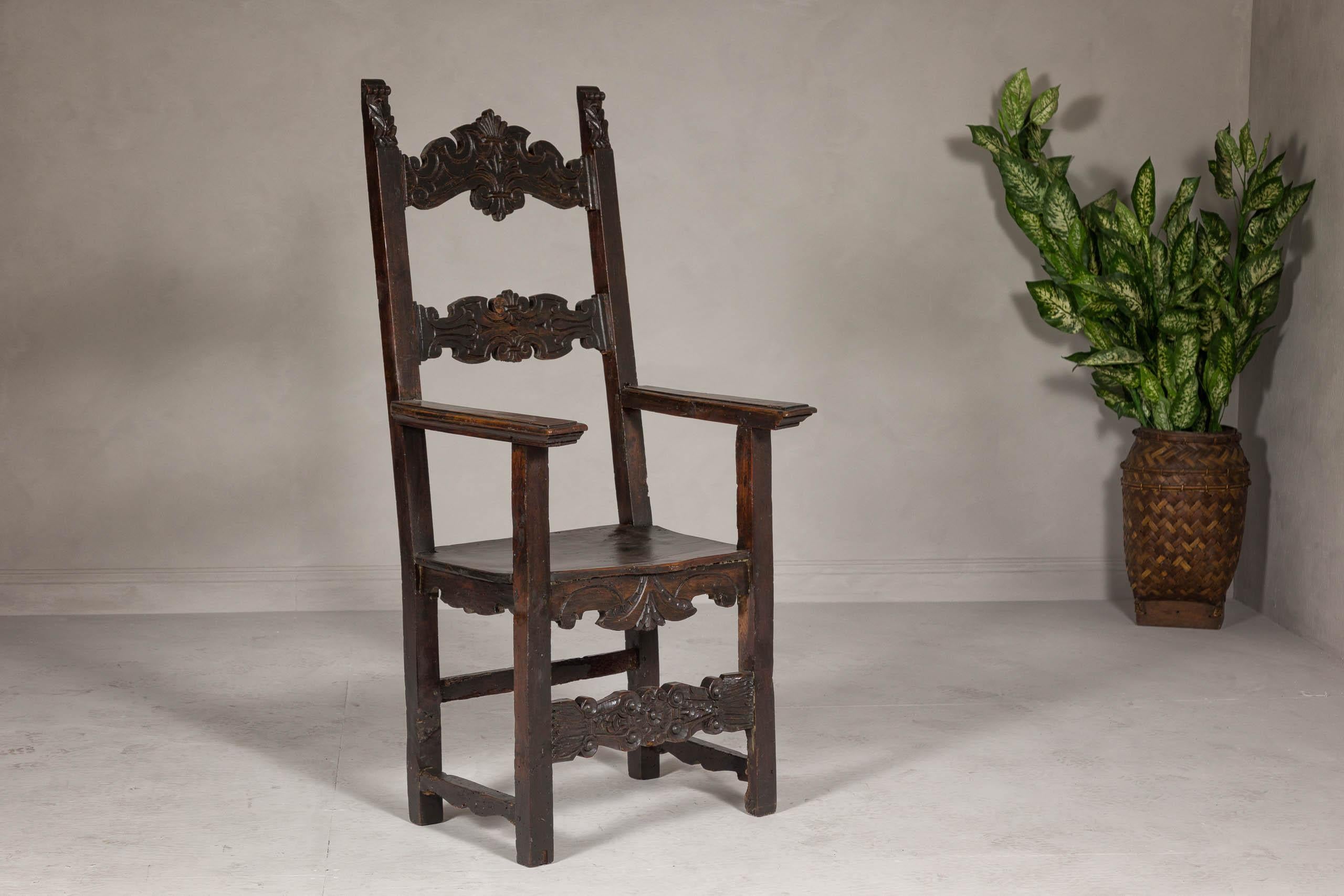 Chaise trône ancienne à haut dossier en bois avec dossier et jupe richement sculptés à la main en vente 1